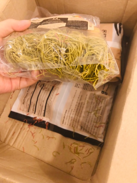 Hàng dễ vỡ nhưng lại không có biện pháp chống sốc nào làm hàng mình nhận đến tay bị vỡ vụn còn gói hàng thì bị rách ra như thế này đây. Quá thất vọng :(