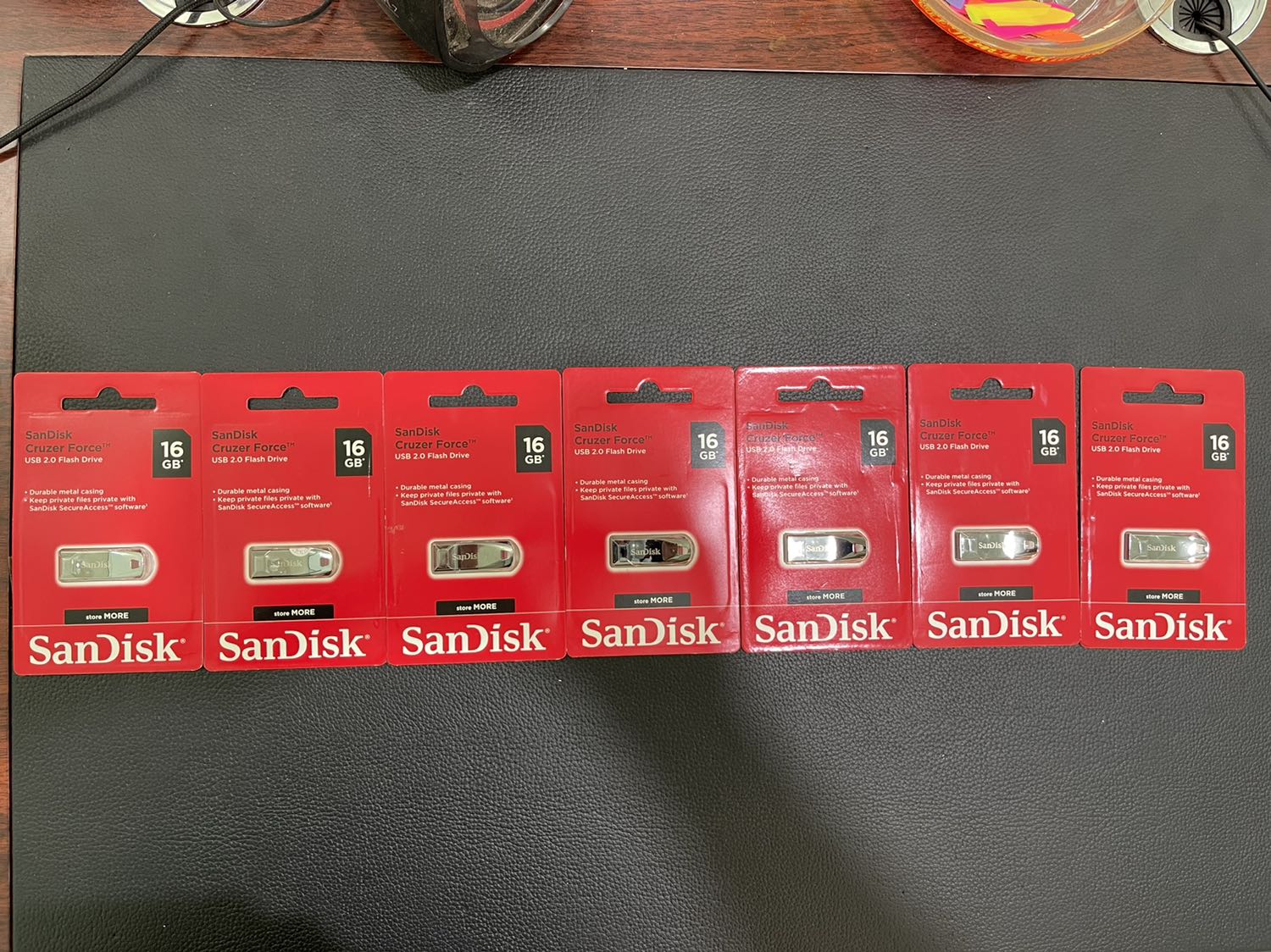 Mới đặt hàng lúc 4h chiều thứ 3 thì 10h sáng thứ 4 đã nhận được hàng. Tốc độ vận chuyển rất nhanh. USB thì đẹp như hình. Nhưng có điều thắc mắc là tại sao tất cả USB đều bị tháo bao bì ra vậy?