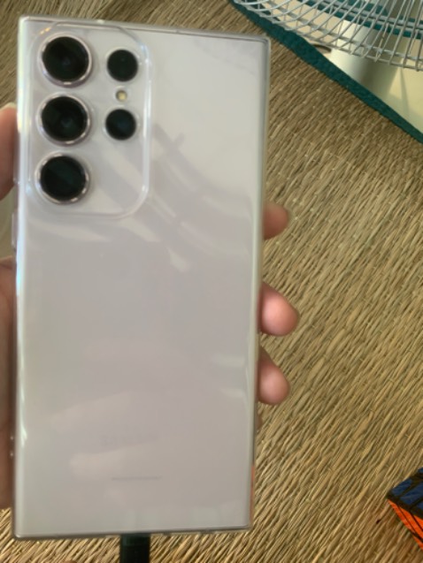 Vì là ốp Silicon nên có phần hơi cong nhô lên 1 tí, cụ thể là phần bên trên, nếu ai khó tính, để ý kỹ sẽ thấy khó chịu. Điểm trừ duy nhất là ốp che luôn khe SIM.