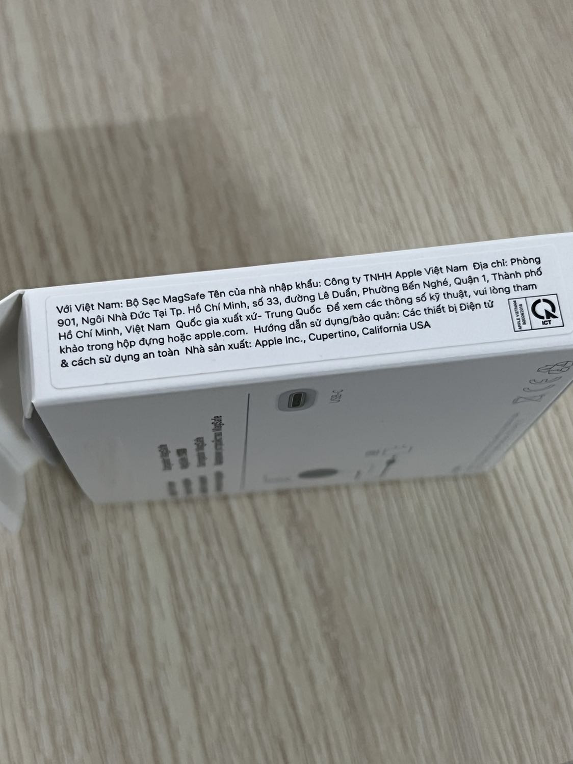 Khâu gói hàng quá tệ: Bọc hàng còn ko có cả chống shock.
Hàng chính hãng Apple VN. Cắm vào sạc hơi nóng lên xíu chứ ko quá nóng. Nam châm magsafe hút mạnh, gắn vào thì dễ lấy lấy ra thì khó :( Mặt lưng kim loại để trực tiếp xuống mặt bàn sợ sau này dễ xước.