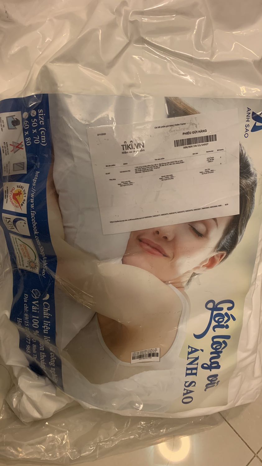 Mua 2 cái. 1 trong 2 đã bị xì, ko còn chân không. Nhưng chất lượng gối tốt giá tốt nên vẫn 5 sao. To êm. Nằm ko bị xẹp. Đè xuống xong thả ra thì trở lại phồng gần như cũ. Khá giống memory foam.