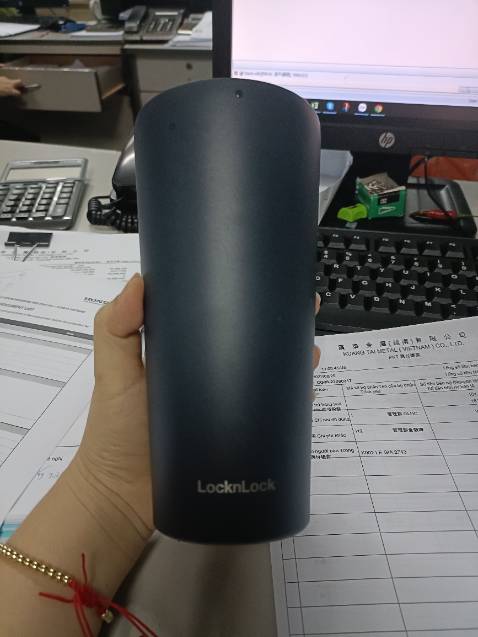 Bình đẹp,cầm chắc tay,bên ngoài nhám chống trượt,nắp bình chắc chắn.rất ưng ý,nên mua nha mn.tiền nào của đó thôi. Lock &Lock thì khỏi chê rồi còn độ giữ nhiệt được bao lâu thì chưa dùng nên chưa bít.