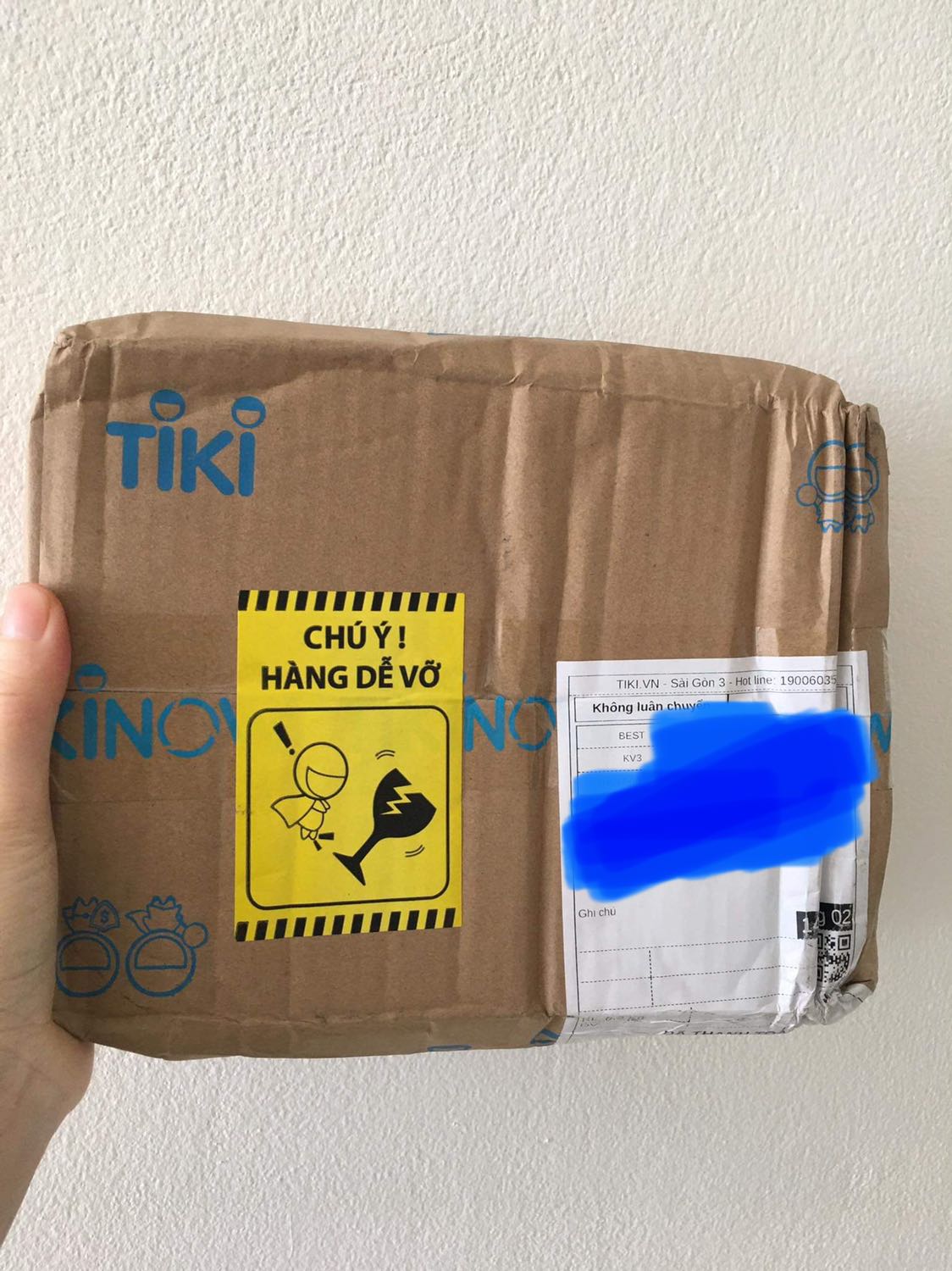 Lần đầu mua bàn chải đánh răng điện, vote 5 sao cho chất lượng dịch vụ từ Tiki. Hàng đóng gói cẩn thạn và đẹp. Sản phẩm tới tay còn nguyên hộp rất đẹp và chắc chắn.
Sản phẩm có giá “mềm “ hơn so với hãng khác. Tuy nhiên có ưu điểm hơn hẳn là có 4 đầu bàn chải đi kèm để dễ thay thế khi cần.
Cây bàn chải chắc chắn và đẹp. Mới sử dụng thấy ổn, sạch và êm răng. Thấy nhà bán ghi sạc 1 lần dùng 1 tháng, để sử dụng và trải nghiệm mục này. Lông bàn chải mềm, không gây chảy máu khi sử dụng.
Về độ bền, dùng một thời gian mới kết luận ạ.