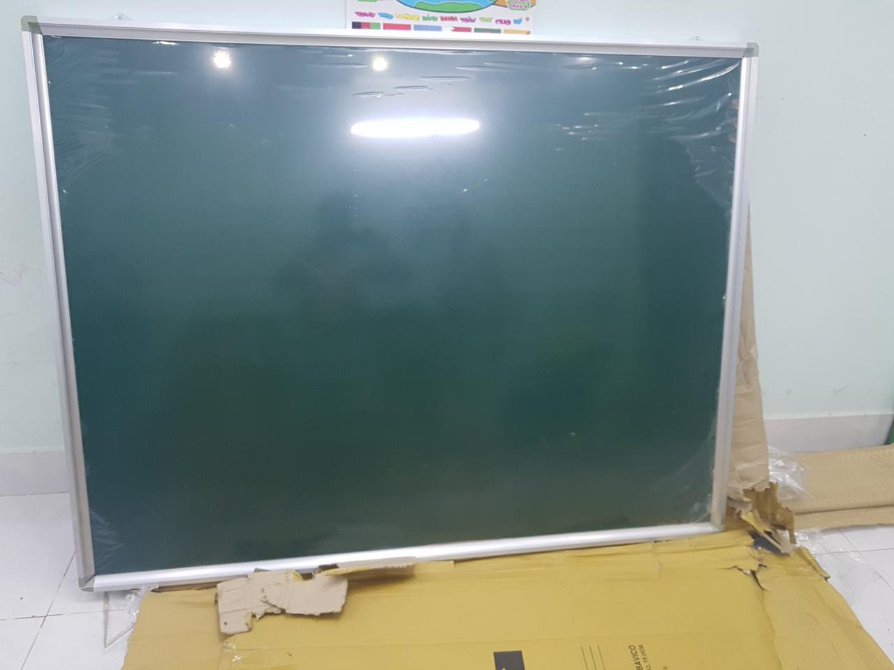 Sản phẩm tôi nhận được bị vỡ góc nhựa nên đã yêu cầu trả hàng. Tiki làm việc rất nhanh chóng về dịch vụ sau bán hàng.

Khi nhận sản phẩm đặt mua tôi cảm thấy rất thất vọng với sp nhận được mặc dù giá sp này khá cao so với các sp tôi biết trên thị trường. Độ hoàn thiện của sản phẩm rất ọp ẹp, nhất là khu vực phía sau bảng, các ốc vít được bắn vội một cách cẩu thả. Nếu các bạn có ý định mua sản phẩm của nhà cung cấp này nên ra nhà sách tham khảo trước để có quyết định đúng đắn.