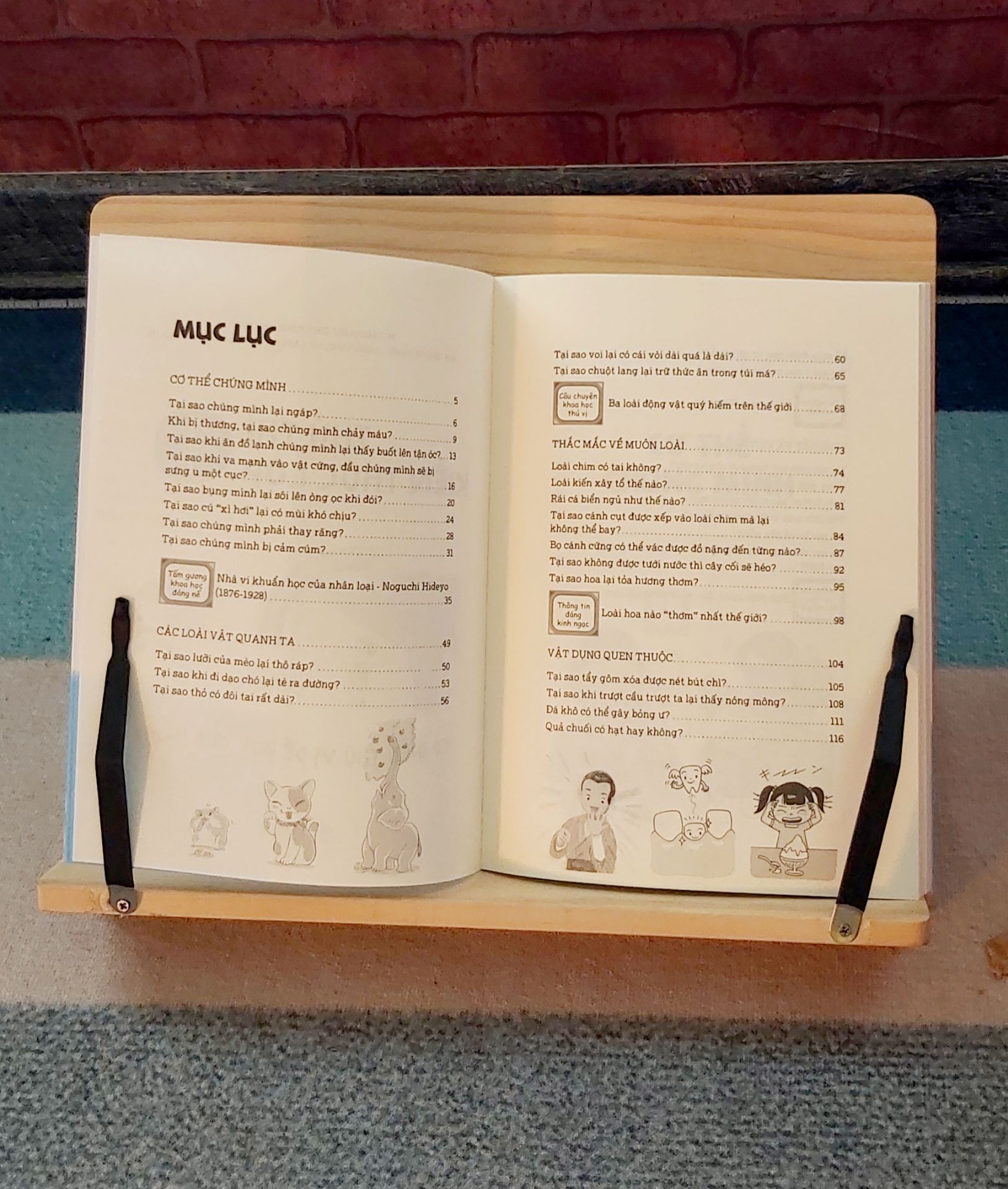 Cuốn sách gồm 40 điều hỏi đáp thú vị và gần gũi mà rất nhiều trẻ tuổi lớp 1 hay nghĩ tới. Các câu hỏi chia theo 4 lĩnh vực: cơ thể, vật dụng, loài vật, vũ trụ. Ngôn ngữ trong sách nhẹ nhàng, vừa đủ sức hiểu của trẻ. Minh họa đen trắng đơn giản và rõ ràng để hỗ trợ trẻ cảm nhận.
Một cuốn sách bổ ích ko chỉ với phụ huynh mà cho cả các con. Chữ in to giúp các bạn nhỏ dễ đọc. 
Mình hài lòng với dịch vụ Tiki, nhanh và nhiều tiện ích.