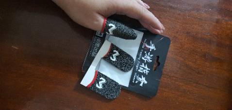 Cứ nghĩ là bán 1 cái ai dè 1 cặp. Làm minhg mua 2 cặp hơi dư. Loại này hơi ngắn nếu các bạn nữ để móng tay như mình. Chs thì thấy cũng có lúc bấm ko ăn. Chất liệu vải thun co dãn mà cũng hay tuột ra khỏi tay mình. Nói chung ổn thôi.