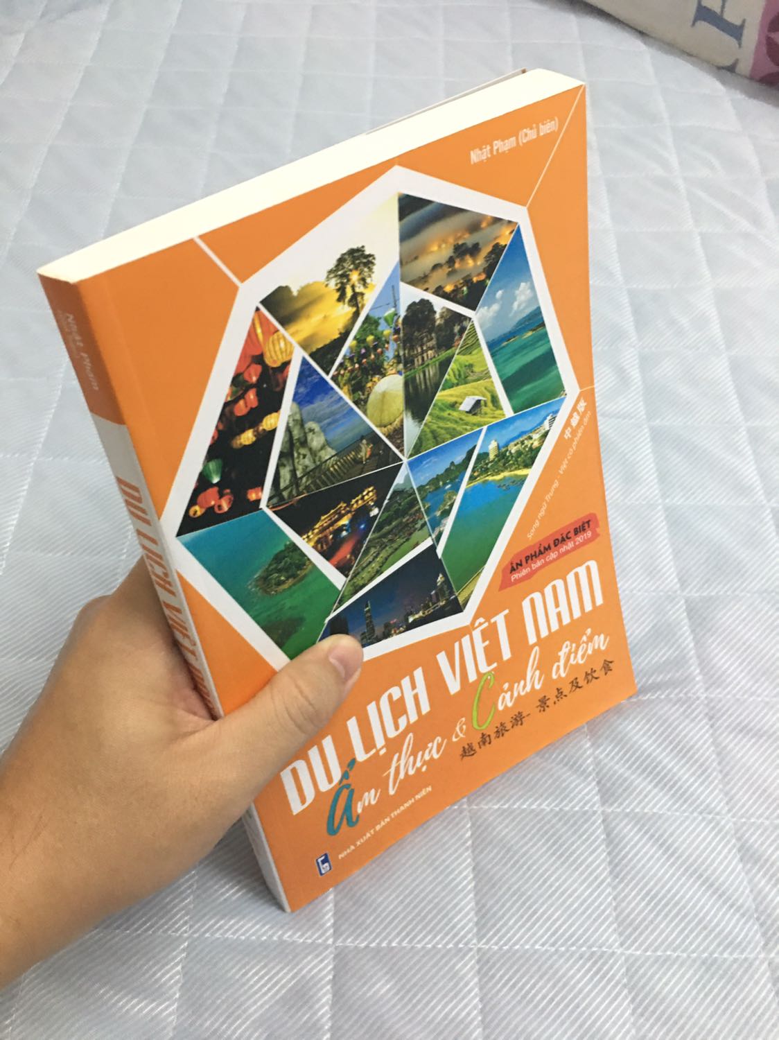 Sách dày, khổ sách to, giấy đẹp, tốt. Chữ in đẹp nét, trình bày bố cục đẹp. Nội dung miễn chê với đầy đủ chữ tiếng trung, phiên âm và bản dịch. Hình chụp minh hoạ nét đẹp và to làm hứng thú đọc ngay. Cảm giác không chỉ đọc sách học mà đang đọc tạp chí về du lịch. Nội dung phong phú và cô đọng về cảnh quan ẩm thực của đất nước con người Việt Nam. Phù hợp với người học ở trình độ trung cấp trở lên. Điểm trừ là đĩa nghe không dán nhãn làm dễ lẫn với đĩa khác (vì mình mua mấy quyển tiếng Trung khác nhà xuất bản) và khó bảo quản.