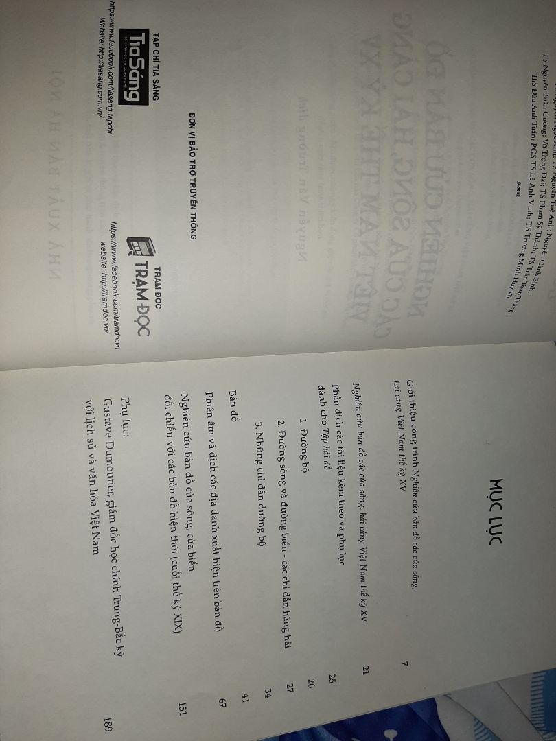 2 trang bị bẩn chắc do bị mưa thấm nước. yêu cầu Tiki đổi cuốn khác.