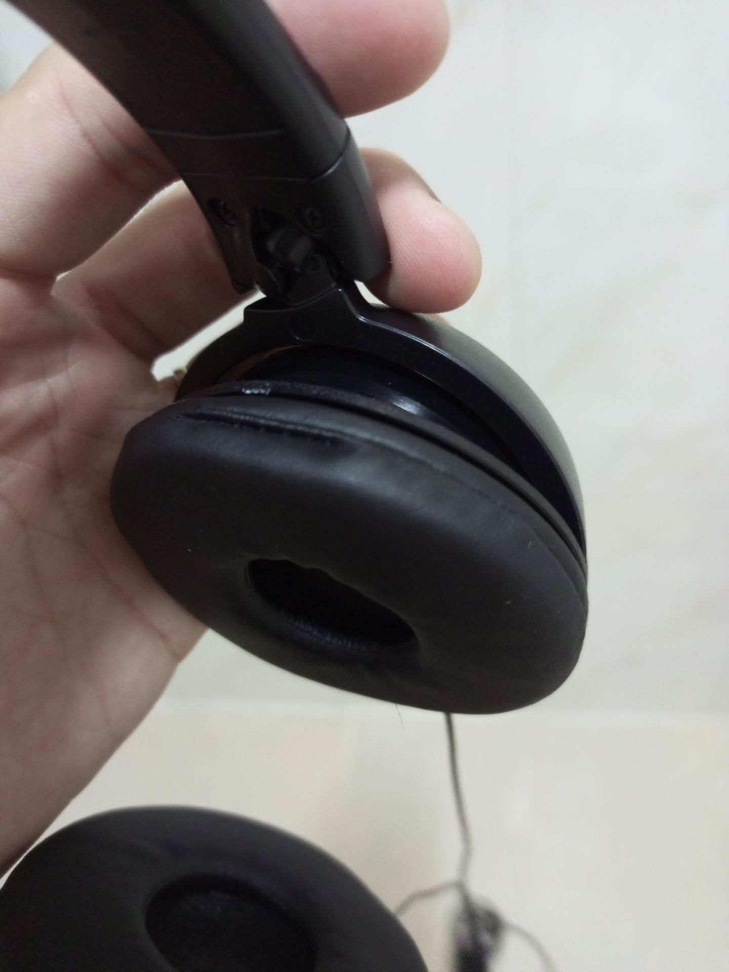 Phải nói tiki giao hàng như 1 cơn gió 
về sản phẩm thì bị lỗi 1 đường chỉ may (như hình)
tai nghe hơi nhỏ
còn lại về chất âm thì thấy khá ổn
về độ bền mình tin tưởng Sony