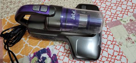 Hút được tóc nhưng chưa tốt lắm,  tuy nhiên hút bụi và lông cún rất tốt. Máy hơi nặng nhưng giải quyết được  nỗi phiền phức lông cún dính trên nệm. Dễ sử dụng, dễ tháo lắp vệ sinh.