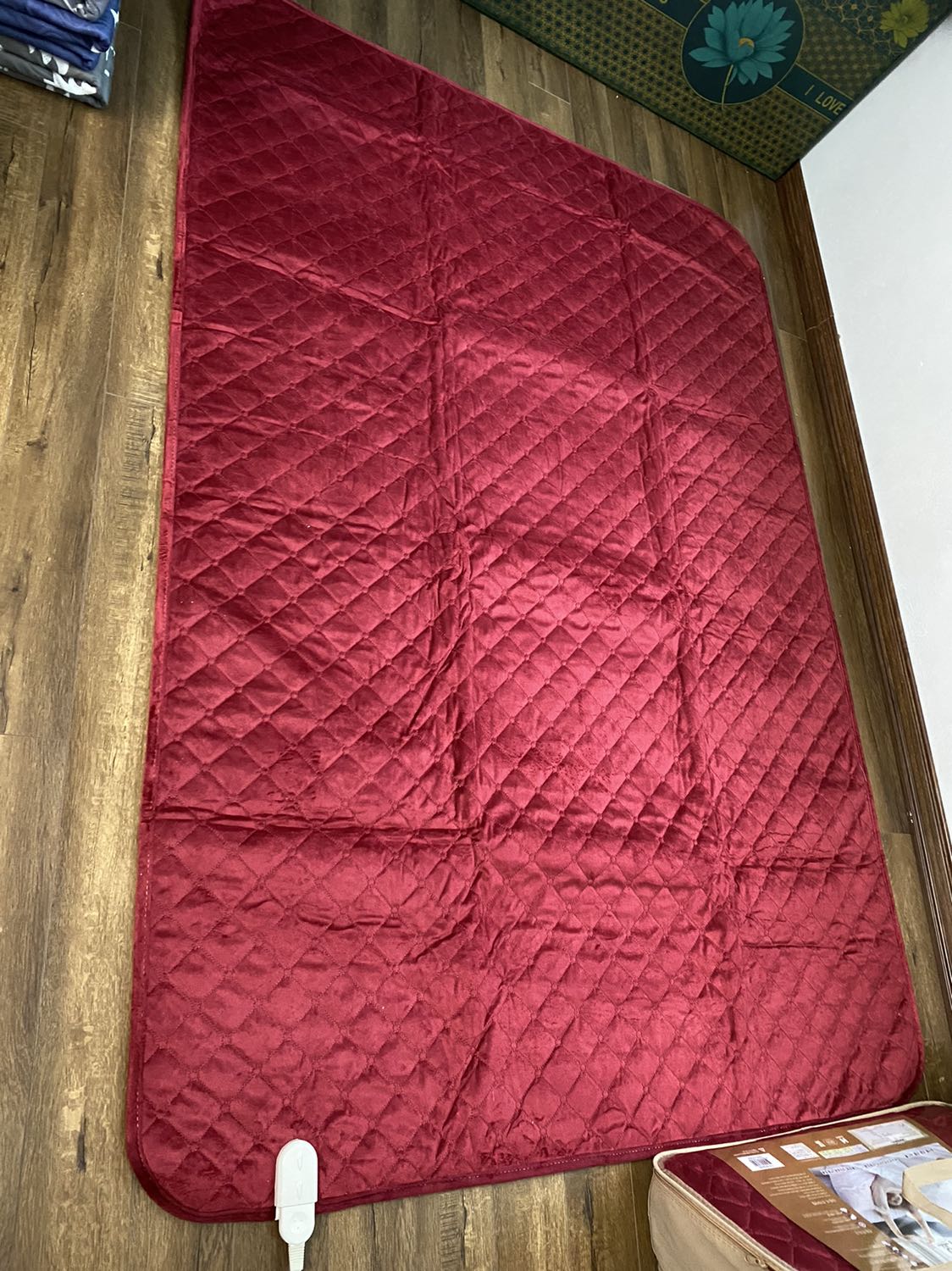 Đệm điện rất ấm, chất nhung mịn đẹp, sản phẩm tuyệt vời, chuẩn hàng hàn quốc. Thanks shop rất nhiều, chúc shop ngày càng đắt hàng.