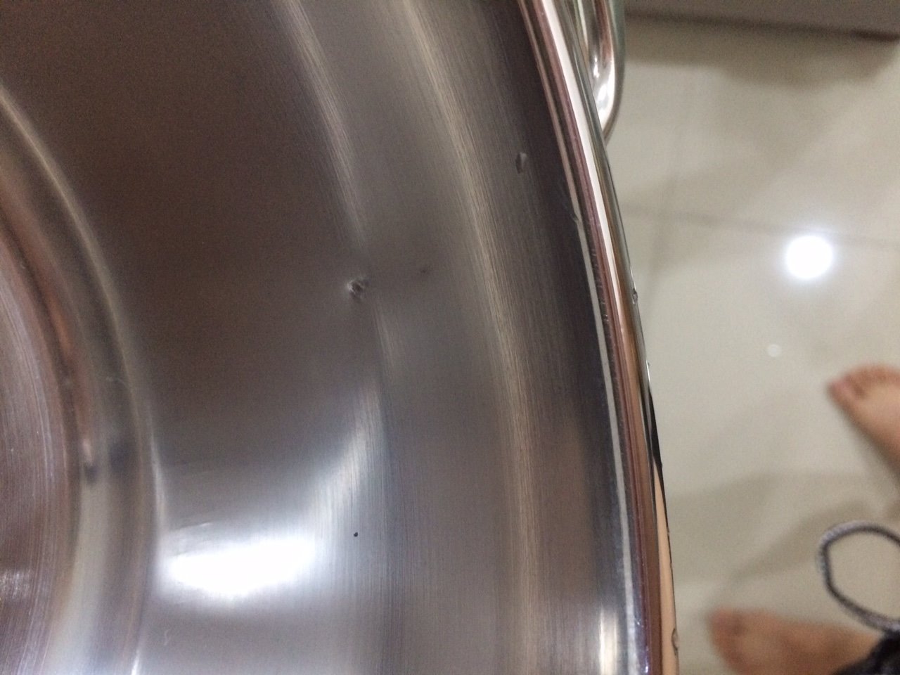 vết hàng quai thủng nồi, nồ bị vết bẩn, nắp nồi bị rỉ xét. Đề nghị Tki hỗ trợ đổi hàng mới