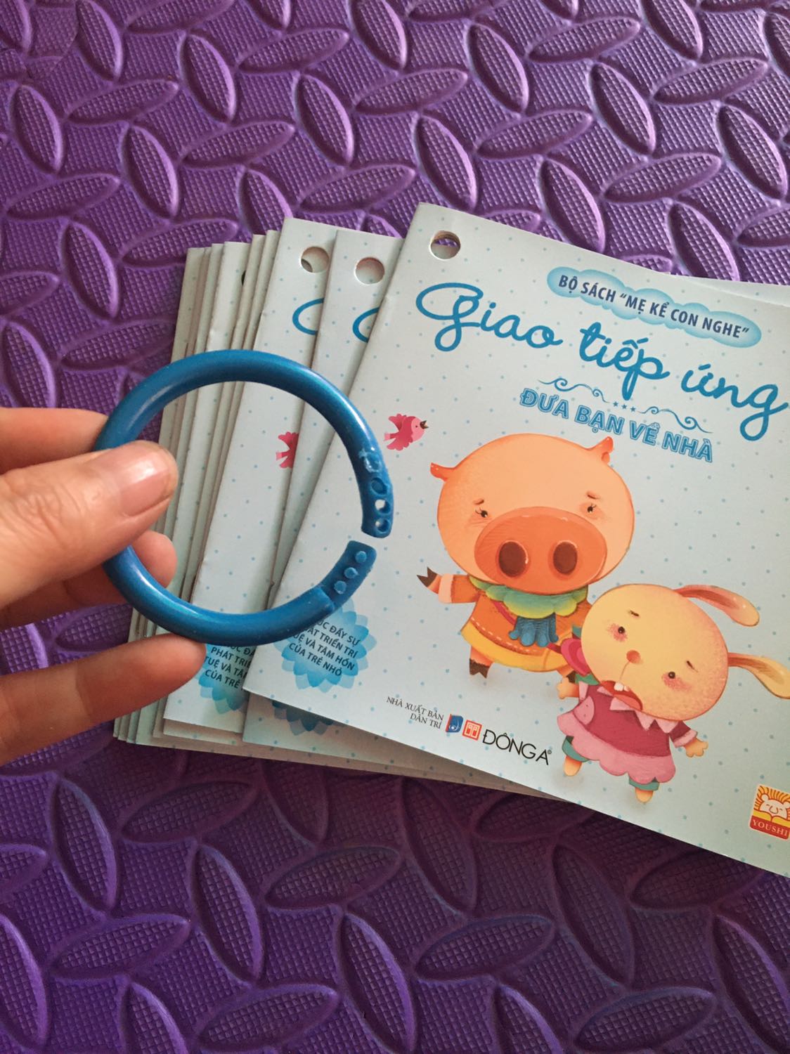 Có một cuốn sách chưa đục hết nên mình ko xâu vào được. Một cuốn bìa bị nhàu, rách một ít nữa. Khuyên nhựa bị lỗi ạ :( 
Trang sách hơi mỏng nhưng hình cũng khá dễ thương