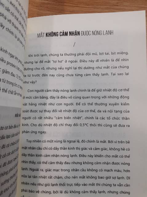 Sách xinh lắm mọi người ạ, ngoài đời bìa còn đẹp hơn, in rõ chữ. Mình đặt sáng mà chiều thấy ship luôn rồi. Cuốn này đúng kiểu trả lời 10 vạn câu hỏi vì sao luôn, có những kiến thức tưởng bình thường nhưng đọc rồi mới thấy bất ngờ vì bình thường không mấy để tâm. Nói chung là siêu hay siêu cuốn, cung cấp nhiều kiến thức thú vị, mình ưng lắm.