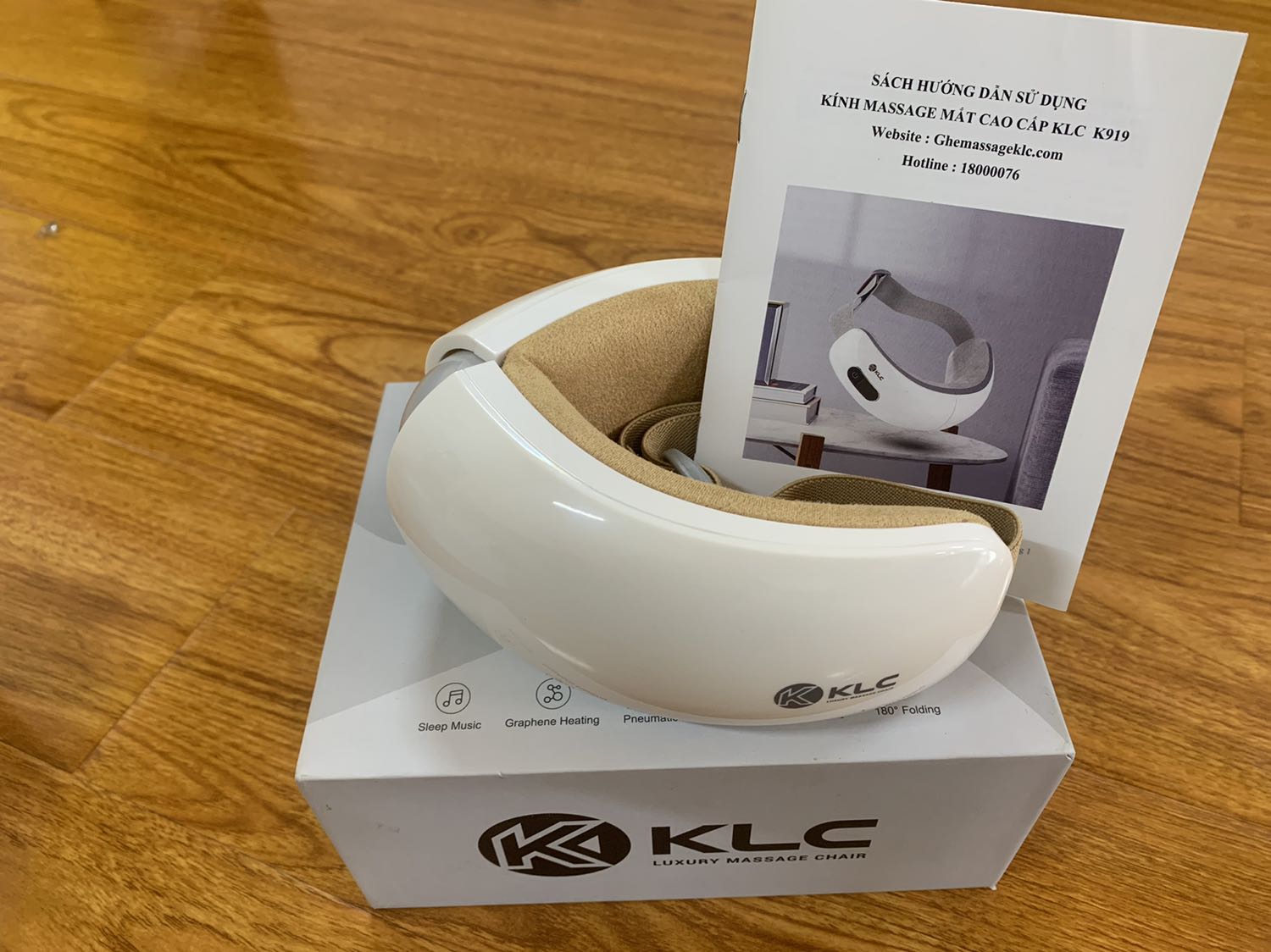 Đôi mắt là cửa sổ tâm hồn. Nếu bạn muốn bảo vệ tâm hồn thì hãy sắm ngay em Kính Massage KLC này nhé. Sau một ngày làm việc mệt mỏi đeo vào mắt Massage đã cái nư lắm mình chẳng biết từ nào để diễn tả hơn🥰. Cả nhà mình ai dùng cũng thích. Nhất là em gái mình bị cận đeo kính cả ngày với hay lướt tóp tóp tầm 7h tối là bắt đầu mâu thuẫn nội bộ vì giành cái em Kính này. Dùng Pin rất là tiện, xài được lâu. Mà nói chung so với số tiền bỏ ra với sự trải nghiệm thực tế quá bất ngờ và vượt xa sự mong đợi. Nếu có 50 sao thì đánh cho shop rồi Mà tiếc chỉ có 5 sao. Hehe