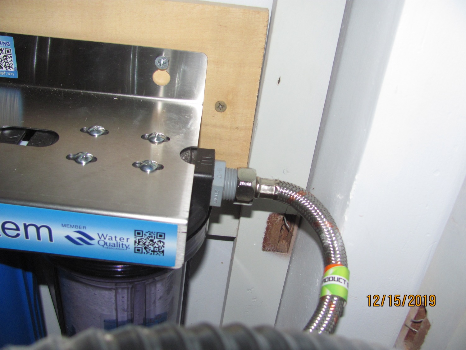 Bộ lọc nước bị rỉ ở bình số 2 và 3, riêng ở 2 đầu In và Out thì không bị rỉ.  Tôi gởi kèm tất cà 5 hình để Tiki nhận xét.

Yêu cầu gởi người tới nhận hàng trã về.  Đây không phải là lổi của tôi!