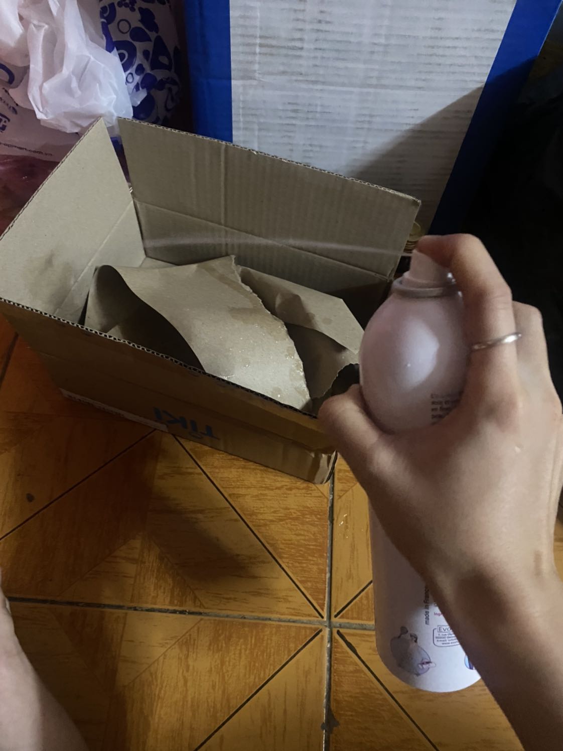 Đặt hàng hơn 1 tuần mới nhận được hàng 
Đặt chung với chai dầu gội đầu nhưng chai dầu gội đã nhận được sau 2 ngày đặt, còn chai xịt khoáng thì shipper ko gọi củng ko chạy tới nhà để giao nhưng báo là mình ko bắt máy, bật lên thì ko có 1 cuộc gọi nhỡ nào cứ liên tục như v kéo hơn gần 1 tuần 
Thôi kệ coi như xui gặp ngay giao hàng âm binh, xong nhận được hàng còn phẩn nộ hơn, chai xịt khoáng mà nhấn vô nó bắn nước ra như vòi tưới nước 
Đã từ lâu bỏ tiki qua bên *** để mua mà lần này tự nhiên *** quay lại tiki mua đổ, thậy sự hối hận không kịp 
0 điểm từ giao hàng tới chất lượng sản phẩm !!!!!