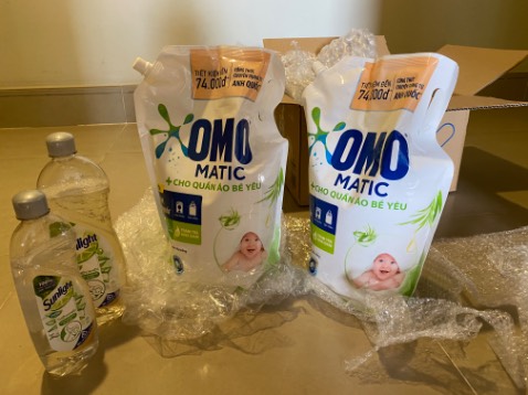 Túi giặt date mới , được tặng kèm sản phẩm!
Mặt hàng được đóng gói cẩn thận không bị đỗ , vỡ. Mình hài lòng vì điều này
Nhưng mình có 1 thắc mắc: tuy là hàng tặng nhưng thể tích 2 chai nước rửa chén hơi lưng so với suy nghĩ của mình.
Cám ơn Tiki