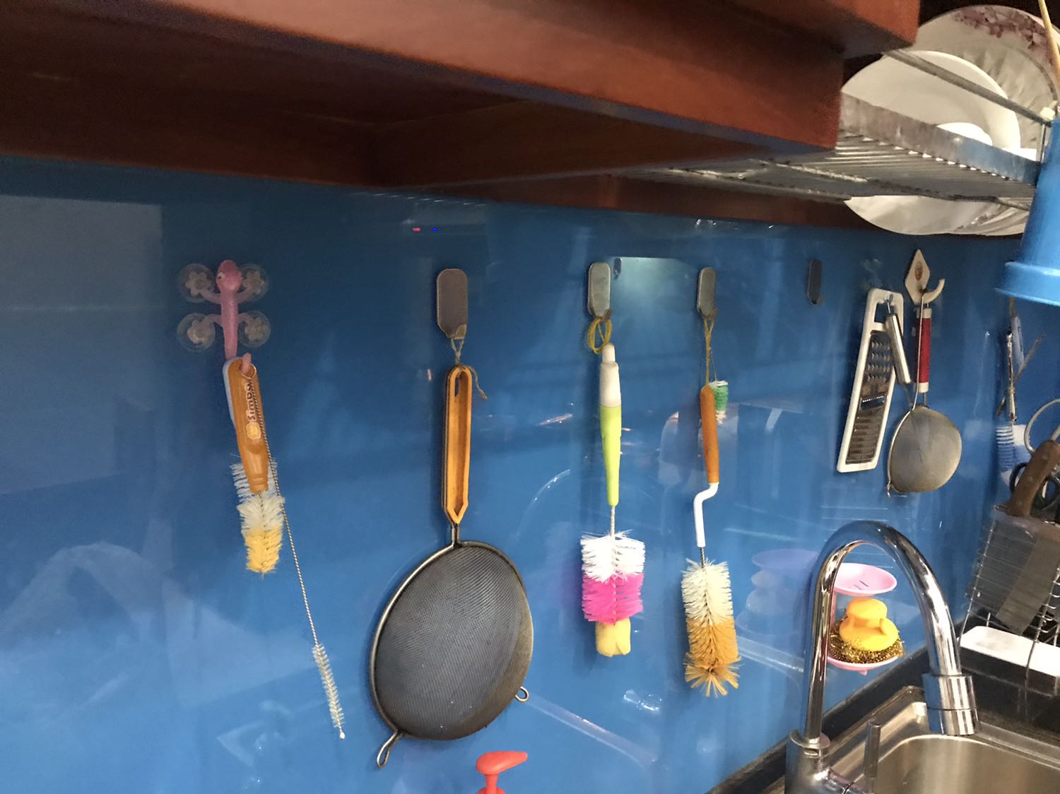 + Shop giao hàng đúng như mô tả.
+ Sản phẩm chắc chắn, đóng gói cẩn thận.
+ Lắp đặt dễ dàng.
+ Mọi người mua nên lưu ý, lắp tại vị trí kính sẽ ok, còn lắp ở gạch hay tường thì keo nhanh bung lắm. Lắp ở kính thì rất chắc chắn