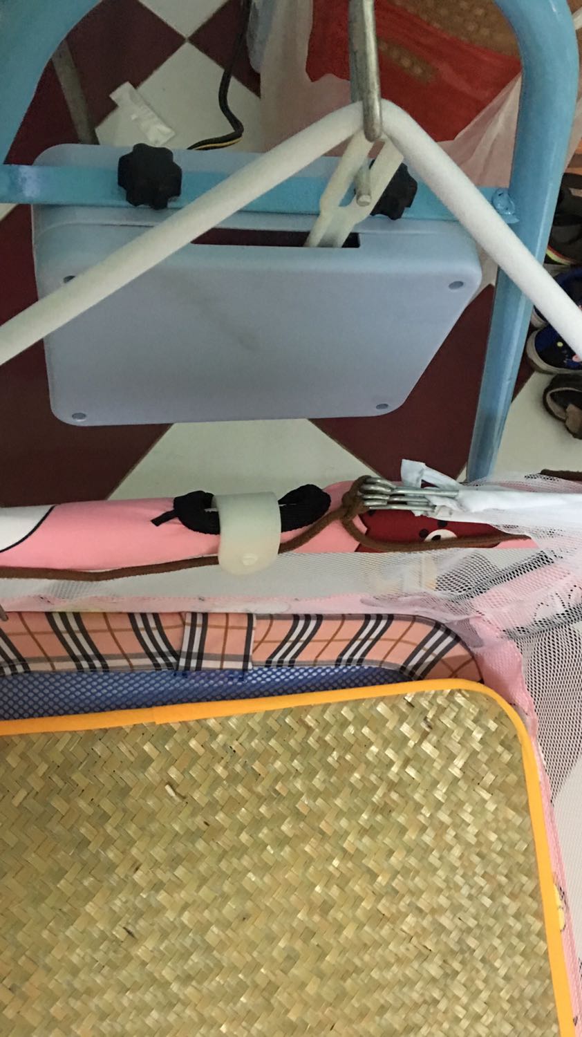 Bé 45 ngay tuoi nam lên ko đua noi bé vong ko hoạt dong 
Man che cua vong qua kem ko keo ra hết được . Mong Shop xem lai  va toi muon doi hang khác Bé 45 ngay tuoi nam lên ko đua noi bé vong ko hoạt dong 
Man che cua vong qua kem ko keo ra hết được . Mong Shop xem lai  va toi muon doi hang khác