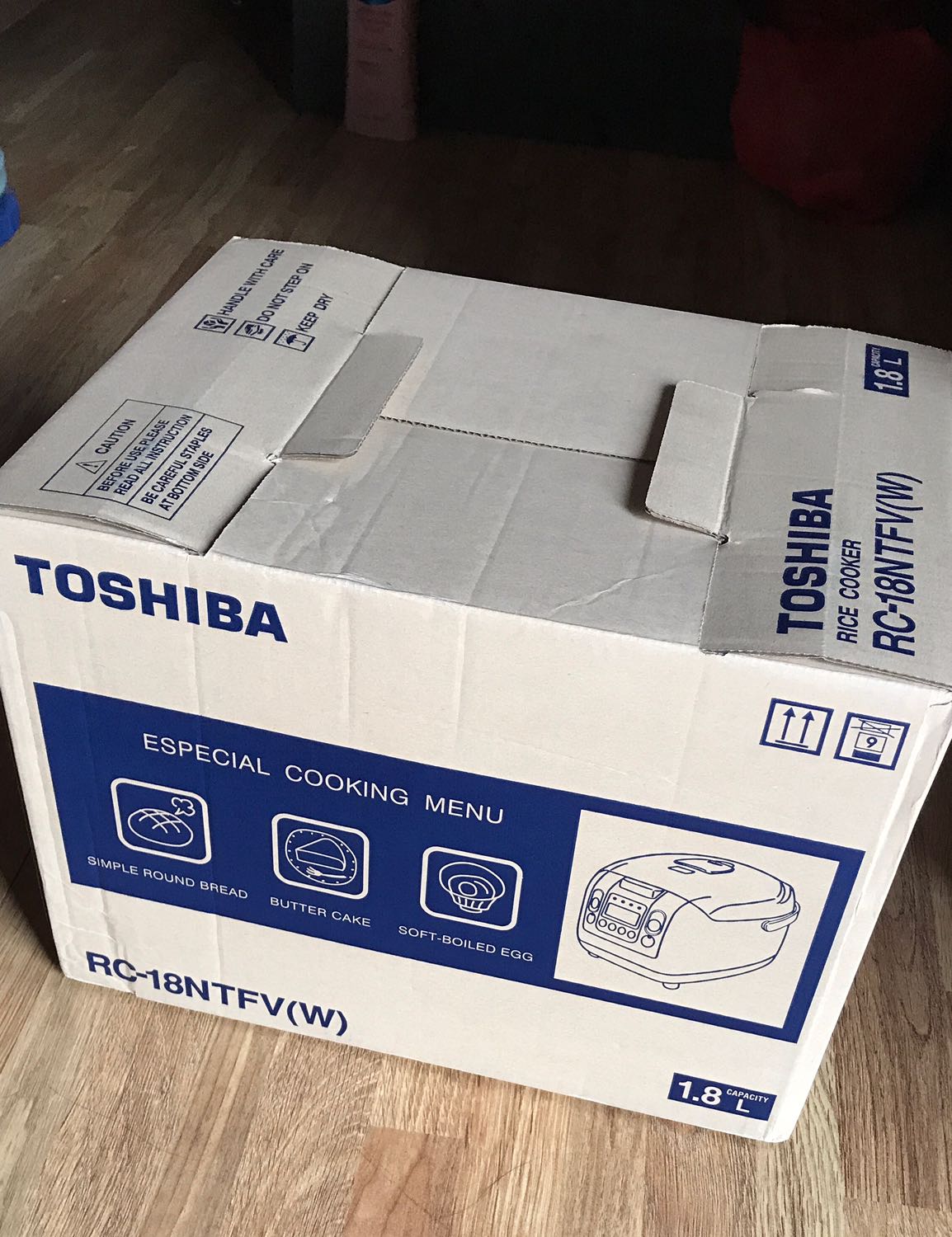 Giao hàng nhanh chóng đóng gói chỉ có thêm lớp nilong bao ngoài quanh hộp đựng. Sản phẩm nhận được còn nguyên vẹn, sản phẩm mới, đăng kí bảo hành còn đủ 12 tháng luôn nhé. Lòng nồi dày cầm nặng tay. Do đã có người thân sử dụng 1 thời gian thấy nấu ngon và giữ nóng lâu nên quyết định mua loại này của hãng. Giao hàng nhanh chóng đóng gói chỉ có thêm lớp nilong bao ngoài quanh hộp đựng. Sản phẩm nhận được còn nguyên vẹn, sản phẩm mới, đăng kí bảo hành còn đủ 12 tháng luôn nhé. Lòng nồi dày cầm nặng tay. Do đã có người thân sử dụng 1 thời gian thấy nấu ngon và giữ nóng lâu nên quyết định mua loại này của hãng.