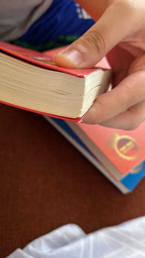 Sách đến chỗ mình bị gập.