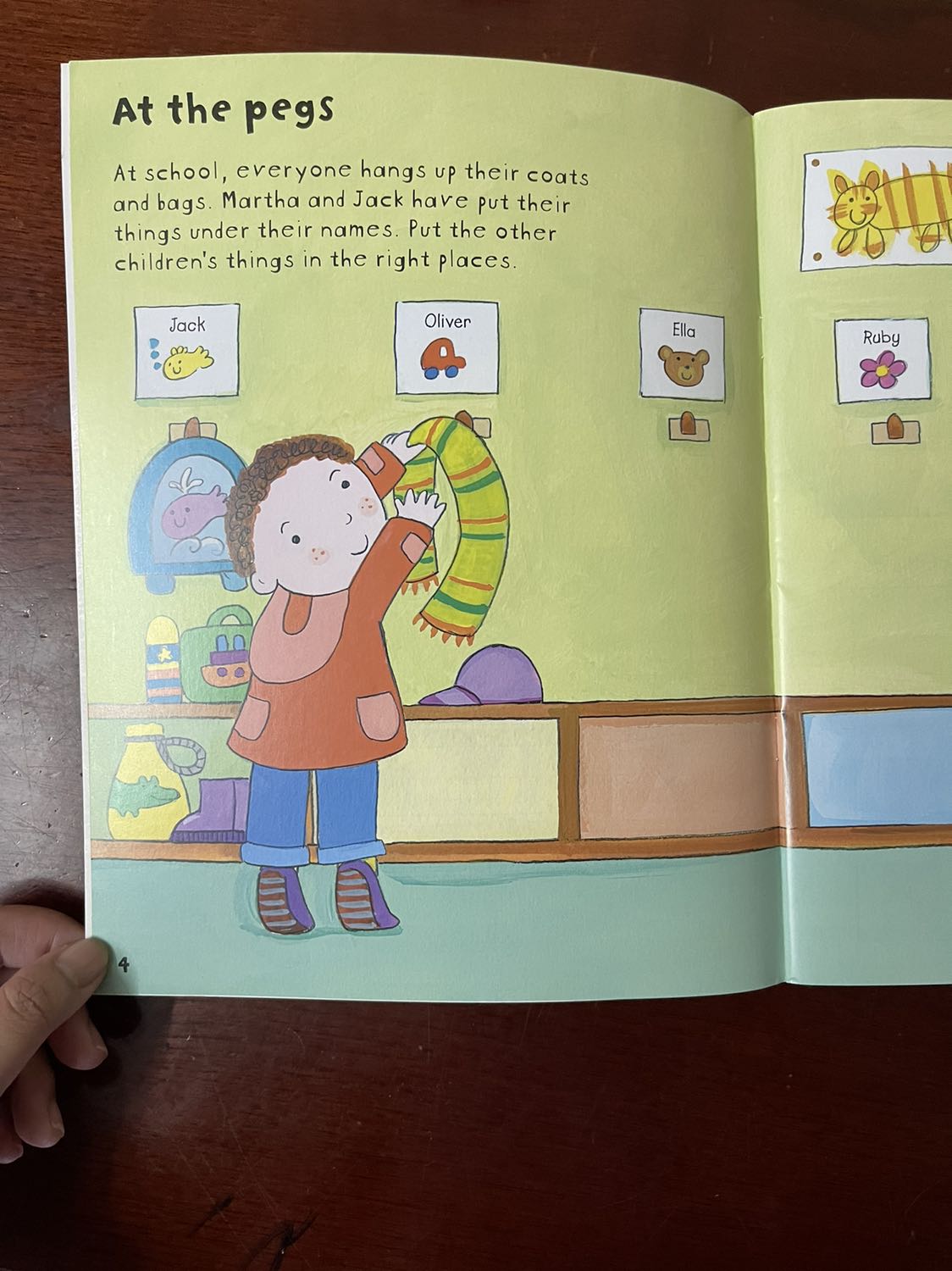 Hình ảnh đẹp vì sách nước ngoài, chất liệu xịn. Chơi giải trí vui vui các bé rất thích.