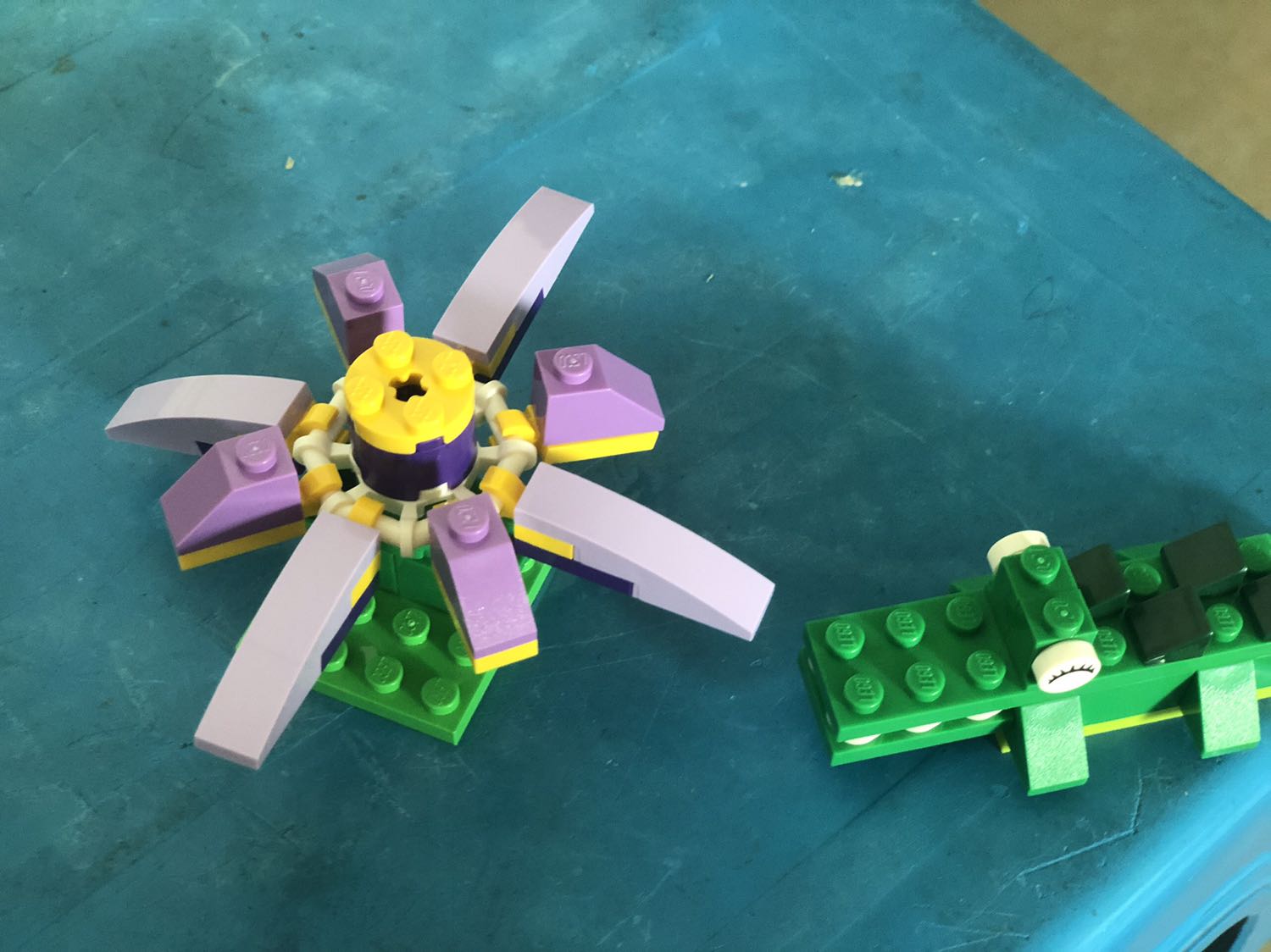 Bé nhà mình rất thích, chơi từ lúc đập hộp tới giờ không chán, màu sắc bắt mắt, chị tiết sắc sảo. Lego thì nổi tiếng quá rồi, chất lượng tuyệt vời. Bé nhà mình rất thích, chơi từ lúc đập hộp tới giờ không chán, màu sắc bắt mắt, chị tiết sắc sảo. Lego thì nổi tiếng quá rồi, chất lượng tuyệt vời.