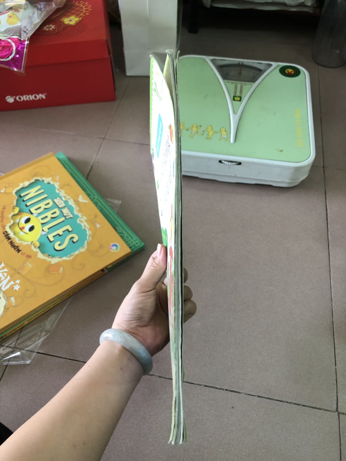 Sách cũ, bụi, bẩn, toàn các vết đen, giấy quăn queo, như sách secondhand, đề nghị Tiki trading đổi  lại sách mới cho tôi