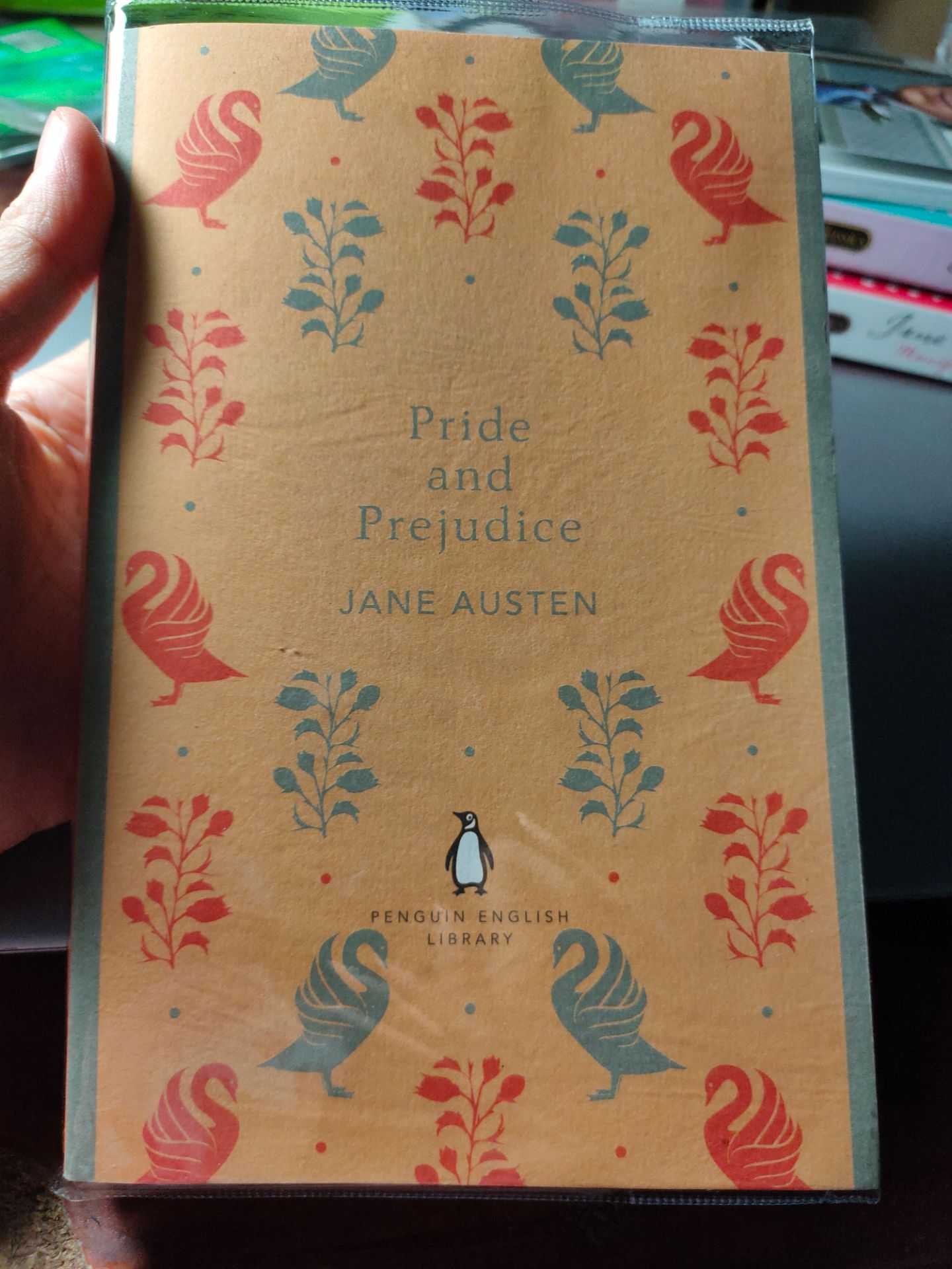 Sách tuy chữ hơi nhỏ, nhưng giấy trắng và mới nên cũng rất dể đọc. Nhược điểm là giấy bìa mềm, rất mềm và dễ bị ẩm và rách vì ko có lớp tráng nilon như các sách in ở Việt Nam, nên phải nâng niu tí khi đọc để giữ sách đẹp. Sách viết những năm 1800 nên dùng nhiều từ lạ, hơi khó hiểu chút nhưng sẽ ổn nếu có bản dịch tiếng Việt kế bên.