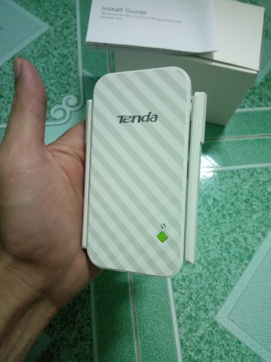 Ngoại quan: đẹp, chắc chắn, gọn.
Đóng gói: Chắc chắn
Hiệu năng:
- Thông tin bộ kích sóng trong khoảng 200m2, tức có nghĩa bán kính khoảng 14m.
Băng thông Wifi gốc nhà mình là 30Mbps, đi qua bộ kích trong khoảng 5 - 6 m thì tốc độ đạt như khoảng trong hình dưới, đạt cỡ 13 Mbps.
- Mình đặt bộ kích trong khoảng thu sóng Wifi gốc từ 6 - 8m và tín hiệu trên thiết bị hiện màu xanh (khoảng 50 - dưới 70%) thì tốc mà điện thoại mình bắt sóng được ở cường độ tín hiệu Good (trên Android) và đo được tốc độ từ 5 - 8 Mbps. Ngoại quan: đẹp, chắc chắn, gọn.
Đóng gói: Chắc chắn
Hiệu năng:
- Thông tin bộ kích sóng trong khoảng 200m2, tức có nghĩa bán kính khoảng 14m.
Băng thông Wifi gốc nhà mình là 30Mbps, đi qua bộ kích trong khoảng 5 - 6 m thì tốc độ đạt như khoảng trong hình dưới, đạt cỡ 13 Mbps.
- Mình đặt bộ kích trong khoảng thu sóng Wifi gốc từ 6 - 8m và tín hiệu trên thiết bị hiện màu xanh (khoảng 50 - dưới 70%) thì tốc mà điện thoại mình bắt sóng được ở cường độ tín hiệu Good (trên Android) và đo được tốc độ từ 5 - 8 Mbps.