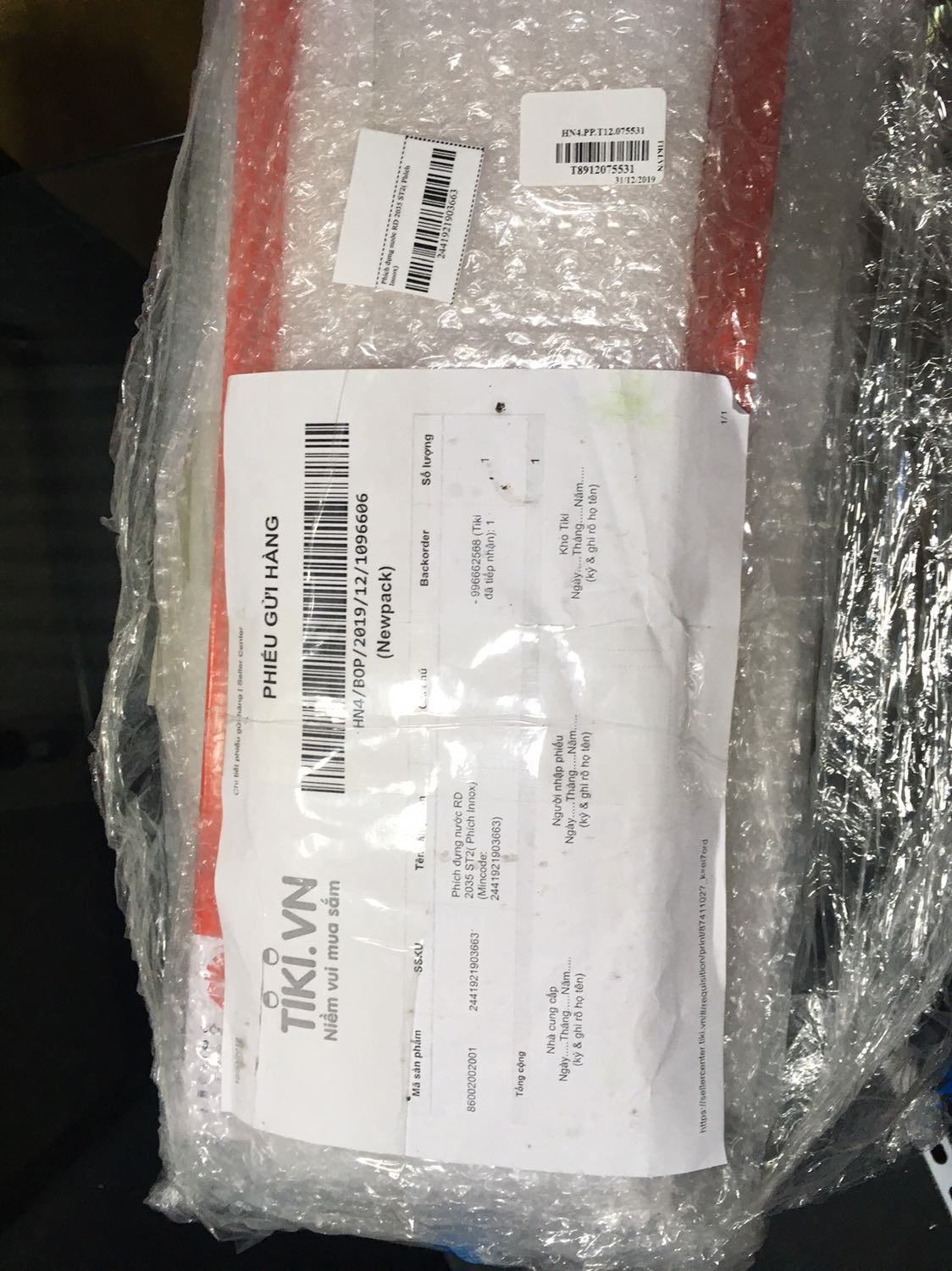 Mới nhận. Vỡ tan nát dù trên gói hàng có đề hàng dễ vỡ. Chất lượng khâu vận chuyển quá kém.
Vì nhờ người nhận giùm nên không kiểm tra. Rất không hài l