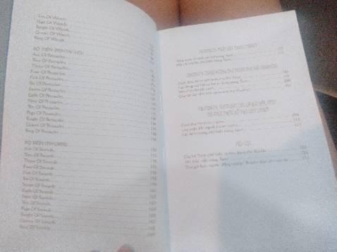 Tiki giao nhanh, shipper thân thiện, sách giao cũng không bị móp méo. Trang trí sách ấn tượng, xịn. Bố cục gọn gàng, dễ hiểu. Có bookmark. Mình thấy nội dung khá kĩ và dễ hiểu dành cho những người mới chập chững bước vào Tarot. Giọng điệu nhẹ nhàng, dịu dàng. Mình muốn góp ý theo quan điểm của mình là về phần các ý nghĩa lá bài thì nên diễn giải chi tiết thêm về nghĩa ngược nhiều hơn. Chỉ cho 1 vài từ khóa nghĩa ngược thì mình thấy chưa đủ hiểu rõ lá bài.