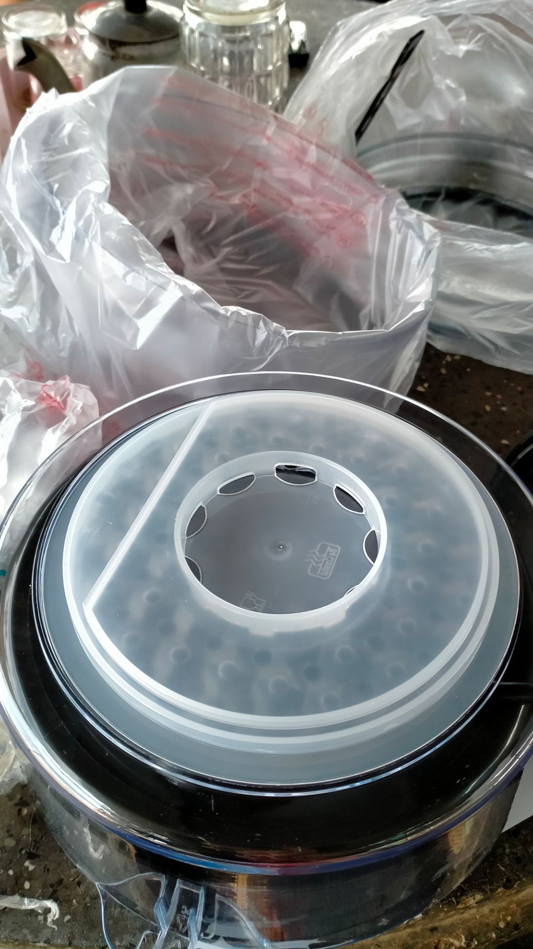 made trung quốc nha mn @@, nồi nhỏ khay bằng nhựa thì chắc sử dụng không được lâu, hàng bị bể mấy mảnh nhỏ mình hấp thử nói chung cũng được mỗi tội lấy ra hơi khó vì nóng vs các khớp bị rít dính với nhau