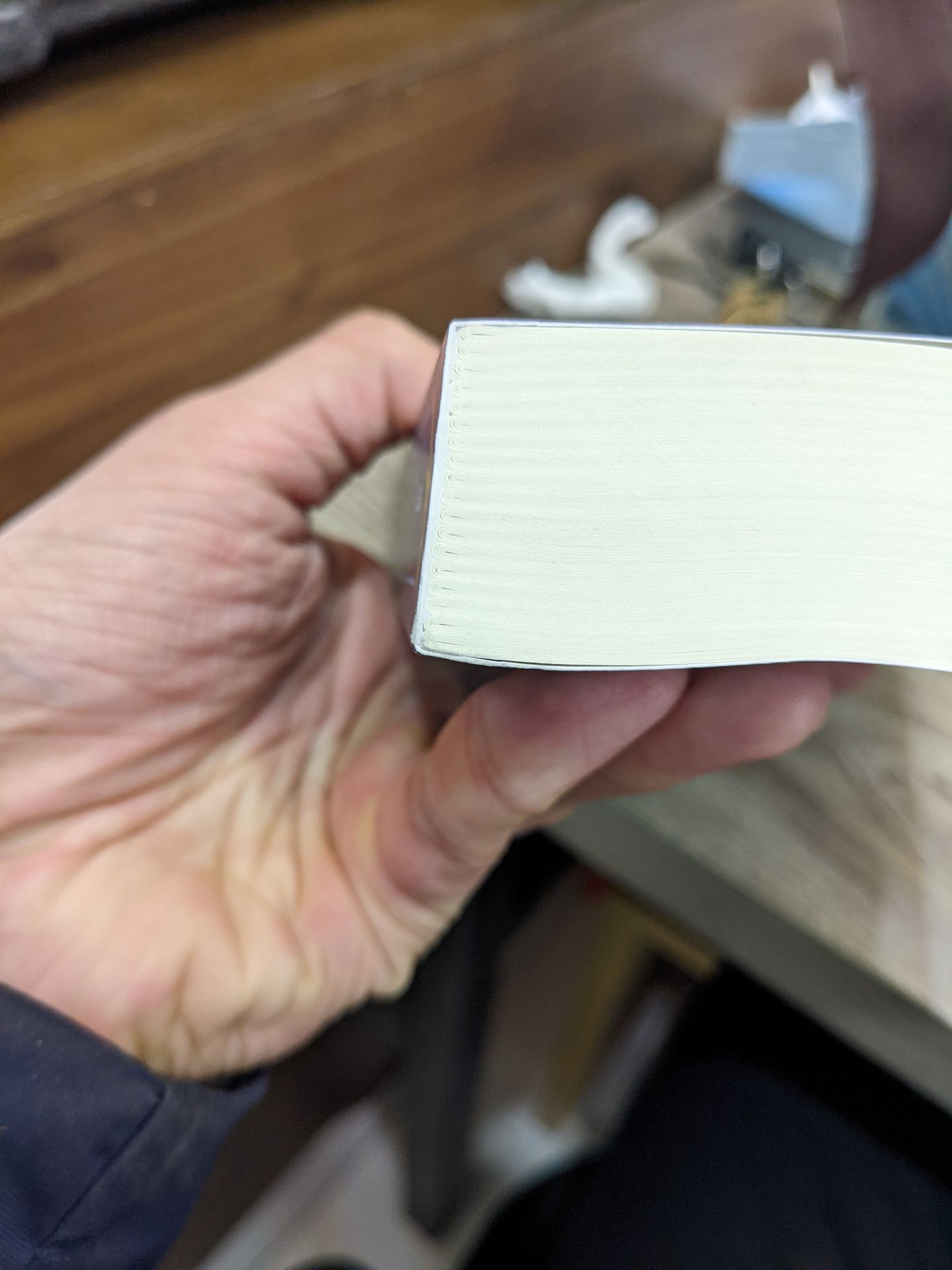 Hàng rất tốt, mới, không bị móp méo và mới. Giao hàng nhanh, nhưng nếu có bọc nỉ lông và dấu trang thì tốt hơn.