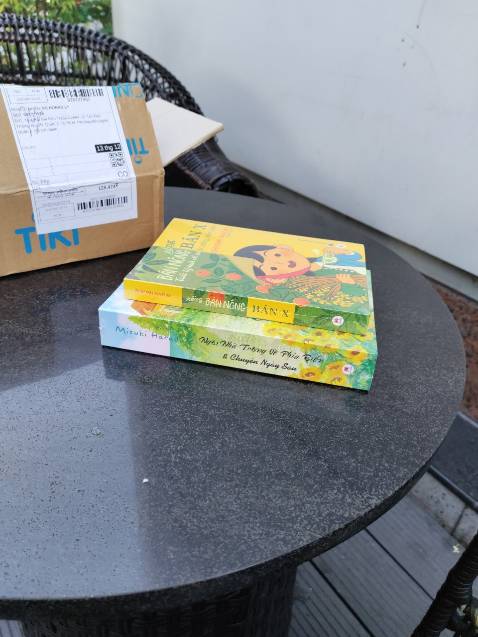 Mình nhận được 2 cuốn sách hay vì vớt được hôm qua, 12/12 với giá giảm đều 49% luôn và vì mình đã được đọc review trên diễn đàn sách nên quyết định cần mua khi có giá tốt thế này. 
Riêng cuốn "Sống bán nông, bán X" đã mua đợt trước rồi và rất thích nội dung chữa lành và mang lại những điều tích cực cho cuộc sống ở độ tuổi "gió heo may về" nên mình đã mua thêm lần nữa để tặng người bạn.
Còn cuốn dày 600 trang vừa ra mắt" Ngôi Nhà trông về phía biển" cũng được đánh giá rất cao về nội dung nên mình cũng mua đọc trong mùa noel luôn.
Một lần nữa, rất cảm ơn Tiki và nhà phát hành Huy Hoàng Books đã sales đậm đà cho bạn đọc có cơ hội đọc được những cuốn sách xuất sắc thế này.