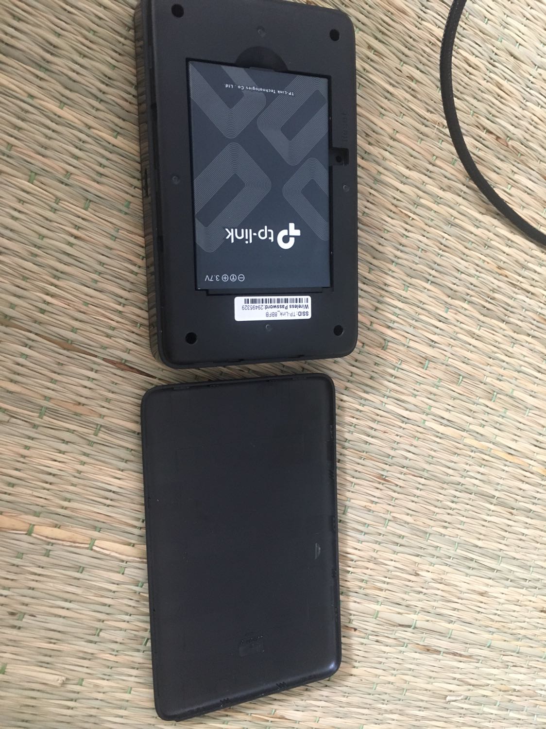 1.Thấy review trên mạng là tp-m7350 có băng tầng kép nhưng mẫu này lại chỉ hỗ trợ băng tầng 2.4ghz, xem các lượt nhận xét thì thấy vài người đánh giá có băng tầng kép, vậy là sao???
2. Sản phẩm không hề có tem hay phiếu bảo hành???
Yêu cần tiki trả lời! 1.Thấy review trên mạng là tp-m7350 có băng tầng kép nhưng mẫu này lại chỉ hỗ trợ băng tầng 2.4ghz, xem các lượt nhận xét thì thấy vài người đánh giá có băng tầng kép, vậy là sao???
2. Sản phẩm không hề có tem hay phiếu bảo hành???
Yêu cần tiki trả lời!