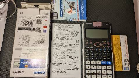 Tiki giao hàng nhanh, đóng gói mình đánh giá là tạm được. Đối với sản phẩm là 1 chiếc máy tính, Tiki chỉ bọc chống sốc cho máy mà theo mình nghĩ là đã sẵn có rồi nhét vào 1 chiếc hộp cùng chút bìa vụn, dán tem hàng dễ vỡ.
Máy tính chuẩn real, mình đã check đủ và kích hoạt bảo hành điện tử được. Màn hình không có lỗi, nút bấm nhạy, vỏ không bị xước. Theo như mình thấy thì tính đến hiện giờ là tháng 3/2023, giá trên Tiki gần như là rẻ nhất so với các sàn, web khác. 
Mình rất hài lòng với chính sách cho kiểm hàng của Tiki. Mình sẽ quay lại ủng hộ Tiki khi cần mua sách và khi mình có tiền :))