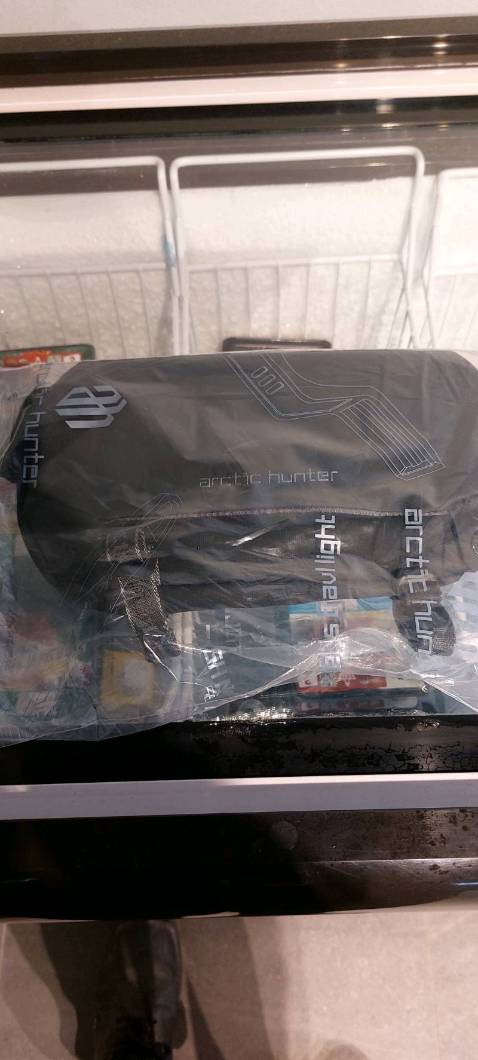 Giao hàng nhanh gọn. Túi chắc chắn và rất nhiều ngăn. Công nhận quá tiện cho dân làm ăn lớn. Chứa 2 cọc tiền 200tr vẫn ổn.