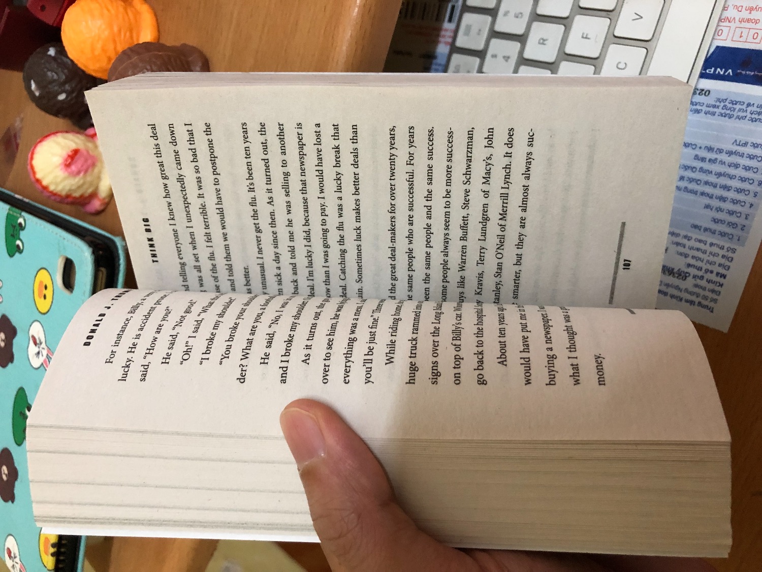 Tôi cảm thấy thích thú về cách tổng thống Trump dẫn dắt nước Mỹ với những thành quả tuyệt vời đến kỳ lạ như hiện nay (điều mà 2 đời tổng thống trước với 4 nhiệm kỳ chưa ai làm nổi, và bị báo chí lúc ban đầu cười nhạo điên rồ: GDP tăng 4% ), tỉ lệ thất nghiệp giảm đến mức kỷ lục, dùng kỹ năng kinh doanh (chứ không phải chính trị) để chiến tranh thương mại với Trung Quốc (bằng cách thân thiện trước mặt, nhưng tung đòn chí mạng phía sau lưng), rút khỏi các thoả thuận toàn cầu để đem công việc vào cho nước mỹ công bằng hơn... nhiều nhiều điều "điên rồ" nhưng thú vị về ông tổng thống này nữa. Và quả thật khó để mà tìm được 1 cuốn sách nào mô tả được 100% con người ông, khi ông ấy là người đột phá, không dậm chân tại chỗ, không lặp lại chính mình (đó cũng là lí do khiến các cố vấn chính phủ của Trung Quốc đau đầu khi không tài nào đoán được con người của Donald Trump.). Chưa kể đến vô vàn cuốn sách chủ yếu nói xấu, kể tội ông (như cuốn The Making of Donald Trump-Sự thật về Donald Trump, đừng nên mua).

Nhưng khi tôi cầm trên tay cuốn sách "nhỏ xíu" này (vì sách in theo khổ Mỹ thì thường nhỏ và nhẹ thế này) thì tôi bị thu hút hoàn toàn. Chỉ cần bước vào phần Giới thiệu thôi là bạn đã cảm thấy dạt dào năng lượng thôi thúc mình dũng cảm bước tới thực hiện các ý tưởng mà trước đây còn ngại ngùng chưa dám triển khai trong công việc. Chỉ mới phần mở đầu thôi, mà bạn đã có thể thấy 90% cá tính, bản năng, tài năng của vị tổng thống đầy thú vị và mạo hiểm hàng hiếm của lịch sử Mỹ rồi. Đến những chương sau thì quả thật là bùng nổ thú vị.

Đặc biệt hơn, cuốn sách dù là tiếng Anh, nhưng không được viết với ngôn ngữ "Hàn Lâm" theo kiểu văn học của tiếng Anh, mà viết với văn "nói" theo kiểu Mỹ, như phim Mỹ cho nên không có quá nhiều từ khó. 1 chương chỉ có khoảng trên dưới 5 từ lạ cần phải tra từ điển, còn ngoài ra, nếu bạn coi được phim Mỹ, nghe được nhạc Mỹ, thì cuốn sách không thành vấn đề. Vì là văn nói, nên đọc sách giống như bạn đang nghe tác giả nói chuyện vậy (chứ không phải kể chuyện), rất thú vị.

Đây là 1 cuốn dễ đọc, nên đọc, và đọc sảng khoái hơn là đọc báo nữa. 100% khuyến khích các bạn nên đọc.