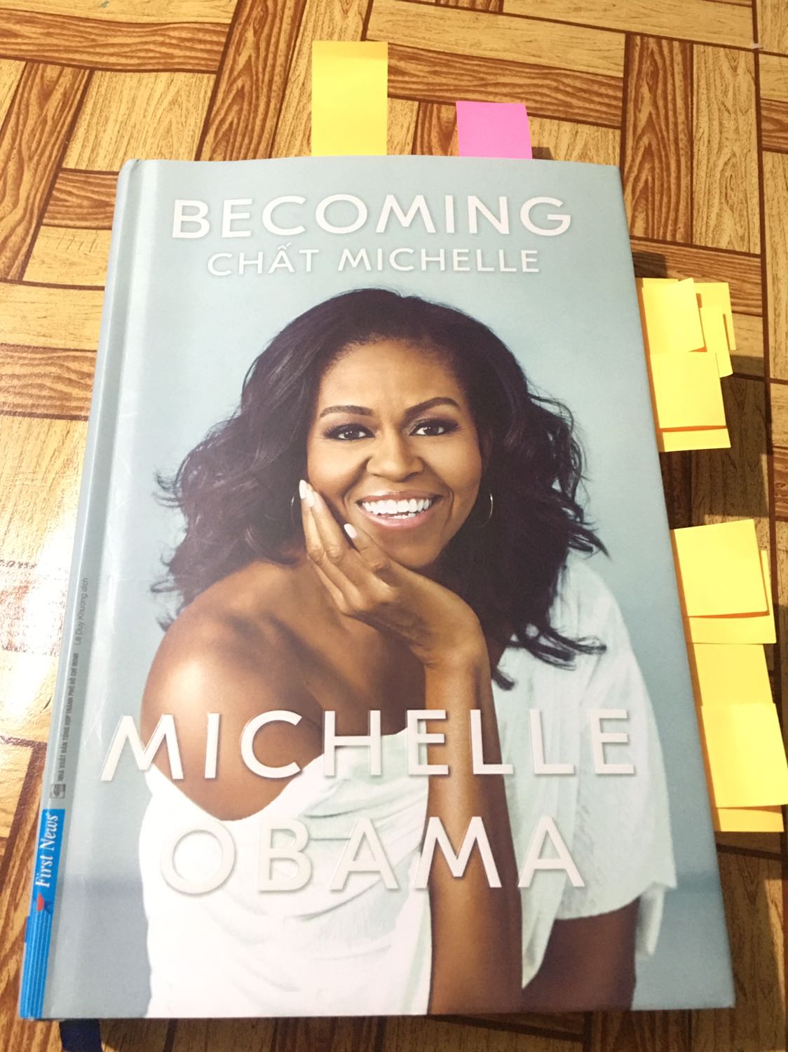 Mới mua về mình thấy sách cũng không mới tinh mà hơi cũ và có khá nhiều vết xước trên bìa, nhưng chất liệu thì siêu OK luôn nhé, có điều mỗi khi đọc thì cái bùa hay bị tuột khỏi sách khi cầm thằng đọc bình thường và nên ngồi ghế, để sách trên bàn rồi đọc chứ cầm không trụ nổi đâu. Mình mới đọc chưa được 1/5 sách nên không dám đánh giá nhiều về nội dung sách. Ấy thế mà mình đã có những cảm xúc cảm động, tức giận, bất ngờ mà chưa có 1/5 cuốn sách nào mà mình đọc làm được điều ý, phần mình đọc thì bà ấy phê phán về phân biệt chủng tộc ở Mĩ, mình cũng biết sơ sơ về phân biệt chủng tộc nhưng mình không ngờ lại đến mức đấy theo cảm nhận của Michelle, vì mình quá thích sách về ngôn từ, nội dung nên mấy cái xước gì gì đấy thì kệ nó đi. Bọc hành rất kĩ lưỡng nha! Sách về mà mình ngồi ôm em nó mấy chục phút ?