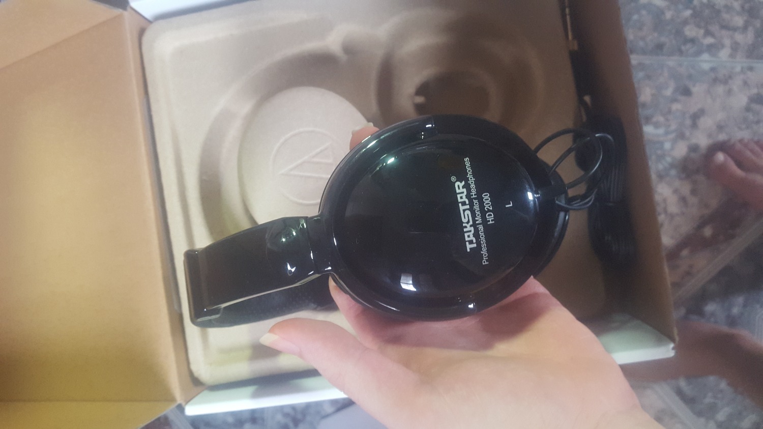 Mọi người mua những sản phẩm sale sâu như thế này nên chú ý kiểm tra kỹ hàng lúc nhận và không nên thanh toán trước (thảo hẳn hộp ra *** thử, ok mới thanh toán). Mình bị tiki ship cho một cái tai nghe no name đó giá chỉ khoảng 350k, trong khi đã thanh toán trước = momo. Mất gần 10 ngày đổi trả xong đợi nhận lại tiền, rất mệt.