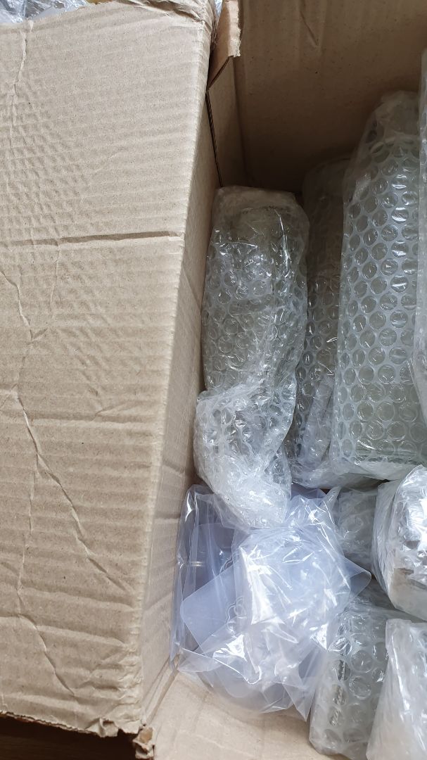 do đóng gói nên bị bể 1 chai, shop yc nhận rồi ck trả lại tiền của 1ch, nhưng người mua muốn lấy sp, nên yc shop chuyển thêm 1 combo kèm bù 1 chai bị bể.