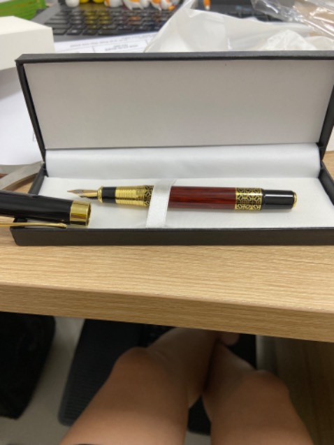 Mình đặt bút bi. Shop giao nhầm thành bút mực. Mình đổi hàng và tiki thực hiện trả đổi. Đến lúc nhận lại thì tiếp tục là bút mực??? Shop k kiểm tra khi giao hàng à??? Đã vậy, bút lần 2 còn có nhiều vết xước như hàng trưng bày. Bó tay luôn