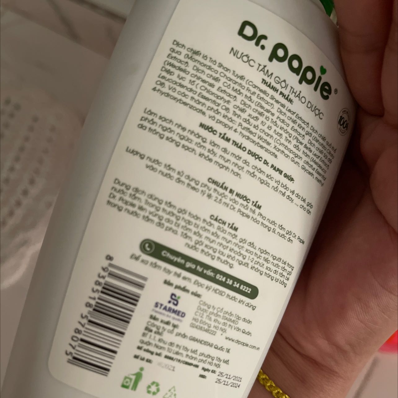 Vấn đề rất lớn luôn. Ban đầu mình tắm nước rất thơm mùi dễ chịu . Khoảng gần nửa chai mình thấy có mùi như mùi nhựa. Mình nhờ mọi người ngửi xem có bị nhầm lẫn k thì mọi người vẫn nghe mùi nhựa. Sợ quá k hiểu sp chai của mình bị lỗi sx hay như thế nào. Bỏ luôn k dám dùng