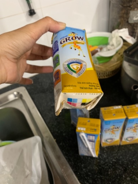 thùng sữa khi khui ra bị ướt và có mùi rất hôi, thì có 1 lóc hộp sữa bị phồng ra, nước chảy qua những lóc khác cũng có mùi làm mình ko dám lấy sử dụng cho con