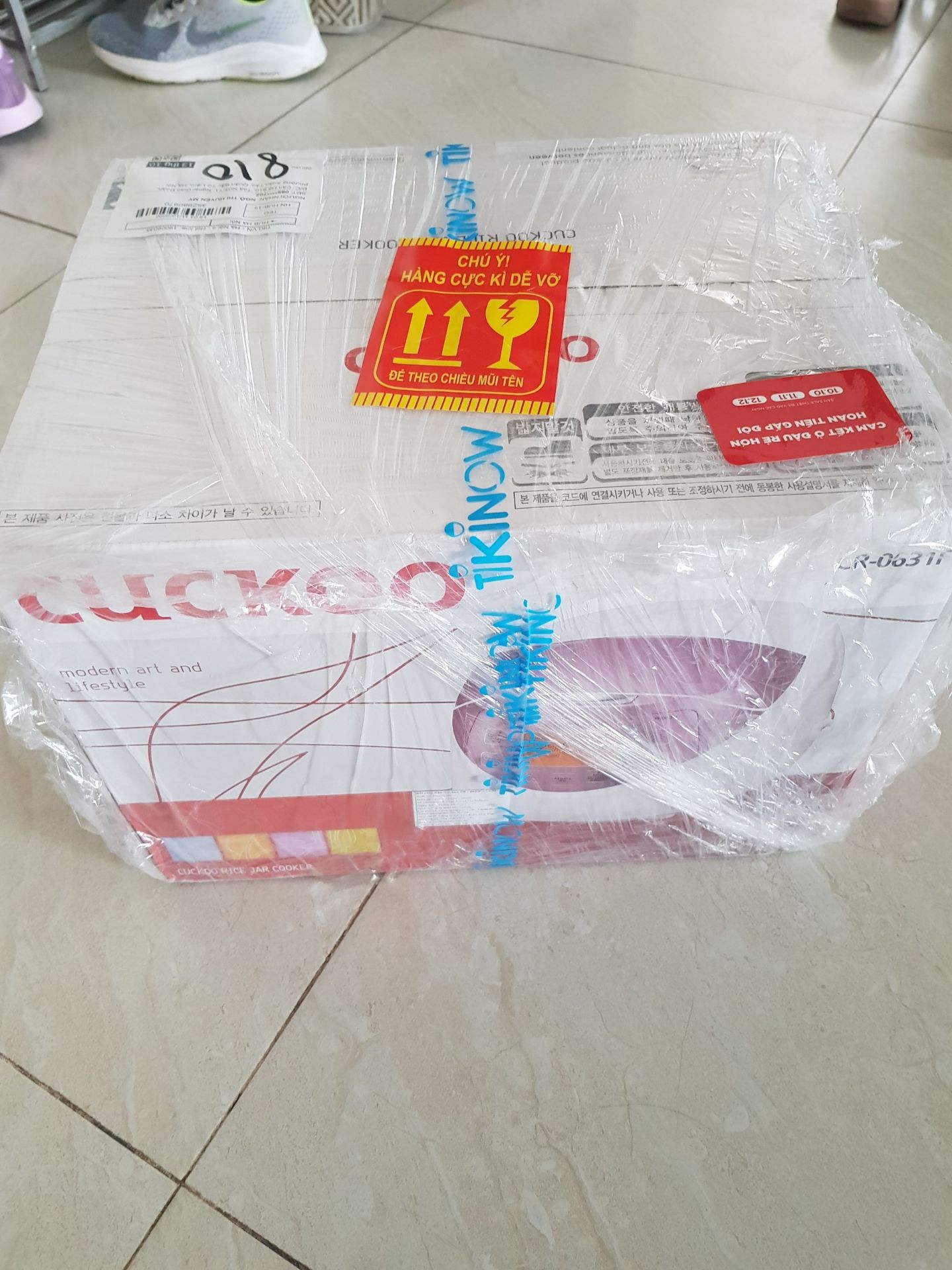 nồi màu hồng nên mình qđ mua làm quà cưới tặng bạn.
Tiki giao hàng siêu nhanh luôn, đặt tối hôm trước mà chiều hôm sau đã chuyển đến nhà luôn rồi tuy đóng gói hơi sơ sài 1 chút mà ko hề hấn gì.
Nhà m cũng đang sử dụng nồi này, nấu cơm mềm, ngon lắm
Ưng!!!