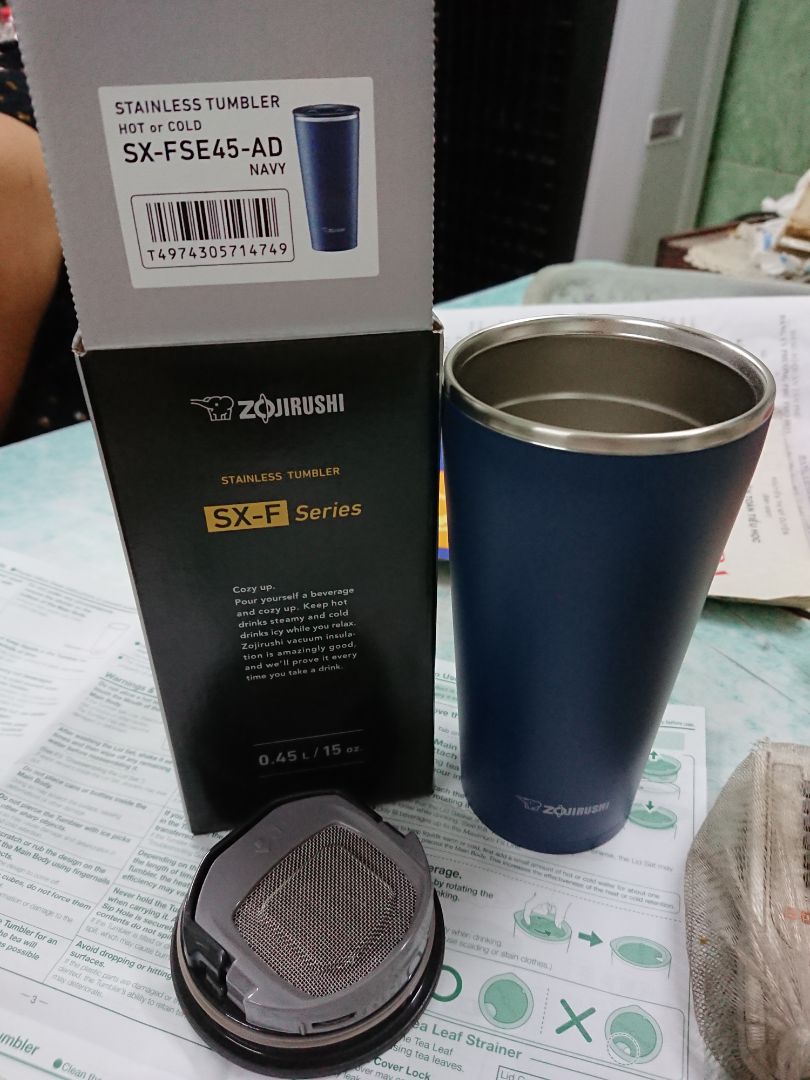 Vỏ và ruột làm kiểu nhám nhám. Bỏ một cục đá và chế nước gần đầy ly rồi đậy nắp, để 4 tiếng vẫn còn đá, cầm không thấy nhiệt truyền ra ngoài.
Ly cao khoảng 16cm, có nắp và miệng uống, muốn cắm ống hút thì tháo lưới lọc trà ra
TIKI đóng gói cẩn thận nhưng hộp chứa ly của nsx lại không có mút chống va đập -.-
Thiết kế dễ vệ sinh, dùng mút rửa chén mềm để vệ sinh. HDSD và bảo quản được nsx hướng dẫn rất kỹ