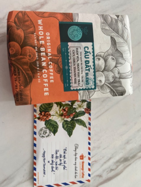 Date vẫn còn đến 01/2023. Nhưng đặt hàng 27/09/22 nhận được thiệp ghi Happy new year cũng hơi mắc cười. Shop nên khéo léo hơn với nội dung thiệp, nếu không sẽ phản tác dụng.