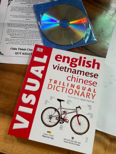 Cầm trên tay quyển sách mà hài lòng vô cùng. Sách mới tinh, thơm ko hề trầy xước, gáy sách chắc chắn. Nhìn hình thì mình nghĩ quyển này to và nặng nhưng ngưỡ lại là nó rất gọn luôn mọi người ạ, to khoảng 1 bàn tay thôi. 
Nội dung thì cực chi tiết, hình ảnh sinh động, in ấn rõ ràng lắm nha, nhìn vào viết dc 3 thứ tiếng. Đáng tiền thật! 😍